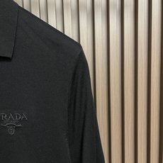 🛒🛒Prada 半拉链针织短袖Polo衫,客供面料舒适透气 挺括有型标志性Prada刺绣标识点缀正面 立 🛒🛒Prada 半拉链针织短袖Polo衫,客供面料舒适透气 挺括有型标志性Prada刺绣标识点缀正面 立