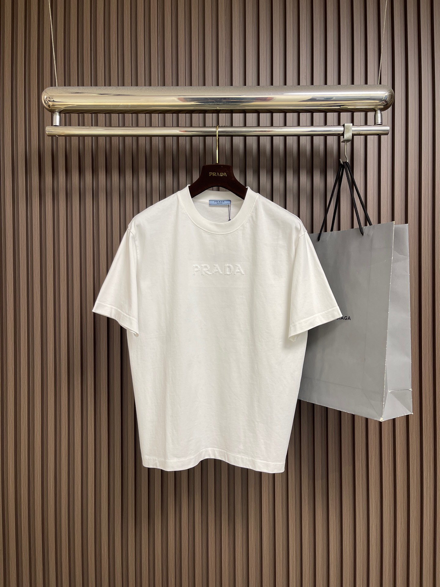 NO:911569,Prada 2026SS early spring new men's round neck short-sleeved T-shirt with small embroidery logo design, customized original imported fabric, skin-friendly and comfortable to wear. The fabric is soft, breathable and feels very delicate to the touch. The inside is all made of single-needle hemming technology!  It can ensure that it will not deform when worn!  Tailored, without any sense of restriction. Sizes S-XXL S, shoulder width 50, bust 113, length 70, medium shoulder width 51.5, bust 117, length 72, shoulder width 53, L, bust 121 length 74, XL, shoulder width 54.5, bust 125, length 76, 2XL, shoulder width 56  Bust 129, length 78, prada, T-shirt, tees, t-shirt,19860909Prada 2026SS早春新款男士圆领短袖T恤 小标刺绣logo设计,定制原版进口面料,穿着亲肤舒适 面料柔软透气摸上去非常细腻的感觉.内里全部采用单针锁边工艺！能够确保穿着不变形！裁剪得体,没有任何束缚感.尺码S-XXL S码肩宽50 胸围113衣长70 M码 肩宽51.5 胸围117 衣长72 L码肩宽53 胸围121 衣长74 XL码 肩宽54.5 胸围125衣长76 2XL码 肩宽56 胸围129衣长78,,prada,T-shirt,tees，t-shirt,,Men's clothing