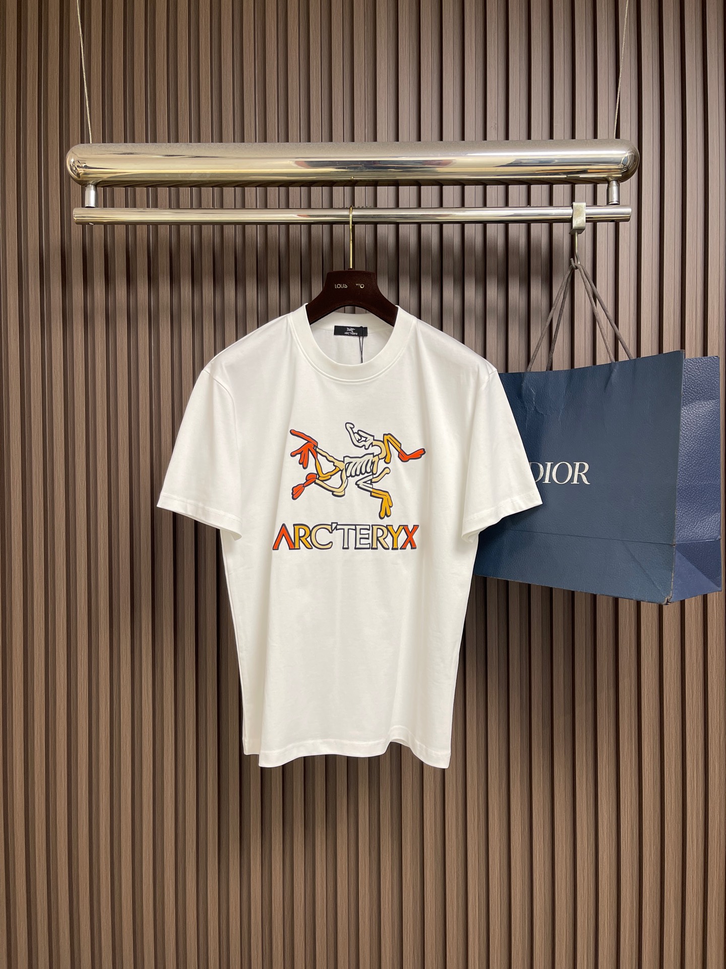 NO:950674,The whole set is not sold separately. ARCTERYX Arc'teryx 2026ss new round neck T-shirt shorts set, classic logo logo printing, visual impact and fashion sense!  260g pure cotton fabric is soft and comfortable!  Comfortable and breathable.  Slightly loose fit.  High quality!  The three-dimensional cutting technology is not picky!  Size M-XXXL M size Length 70 Bust 104 Shoulder width 48 Hips 112 Pants length 53 Large Size Length 72 Bust 110 Shoulder width 50 Hips 116 Pants length 54  Hips 124, pants length 56, 3XL length 76, bust 123, shoulder width 54, hips 128, pants length 57, arc'teryx, shorts, tees, t-shirt,19860909整套 不拆卖 ARCTERYX 始祖鸟2026ss新款圆领T恤短裤套装,经典logo标识印花视觉冲击力时尚感强！260g纯棉面料柔软舒适！手感舒适透气．微宽松版型．高级感强！立体裁剪工艺版型不挑人！尺码M-XXXL M码 衣长70 胸围104 肩宽48 臀围112 裤长53 L码 衣长72 胸围110 肩宽50 臀围116 裤长54 XL码 衣长74 胸围115 肩宽52 臀围120 裤长55 2XL码衣长75 胸围119 肩宽53 臀围124 裤长56 3XL码衣长76 胸围123 肩宽54 臀围128 裤长57,arc'teryx,shorts,tees，t-shirt,,Men's clothing