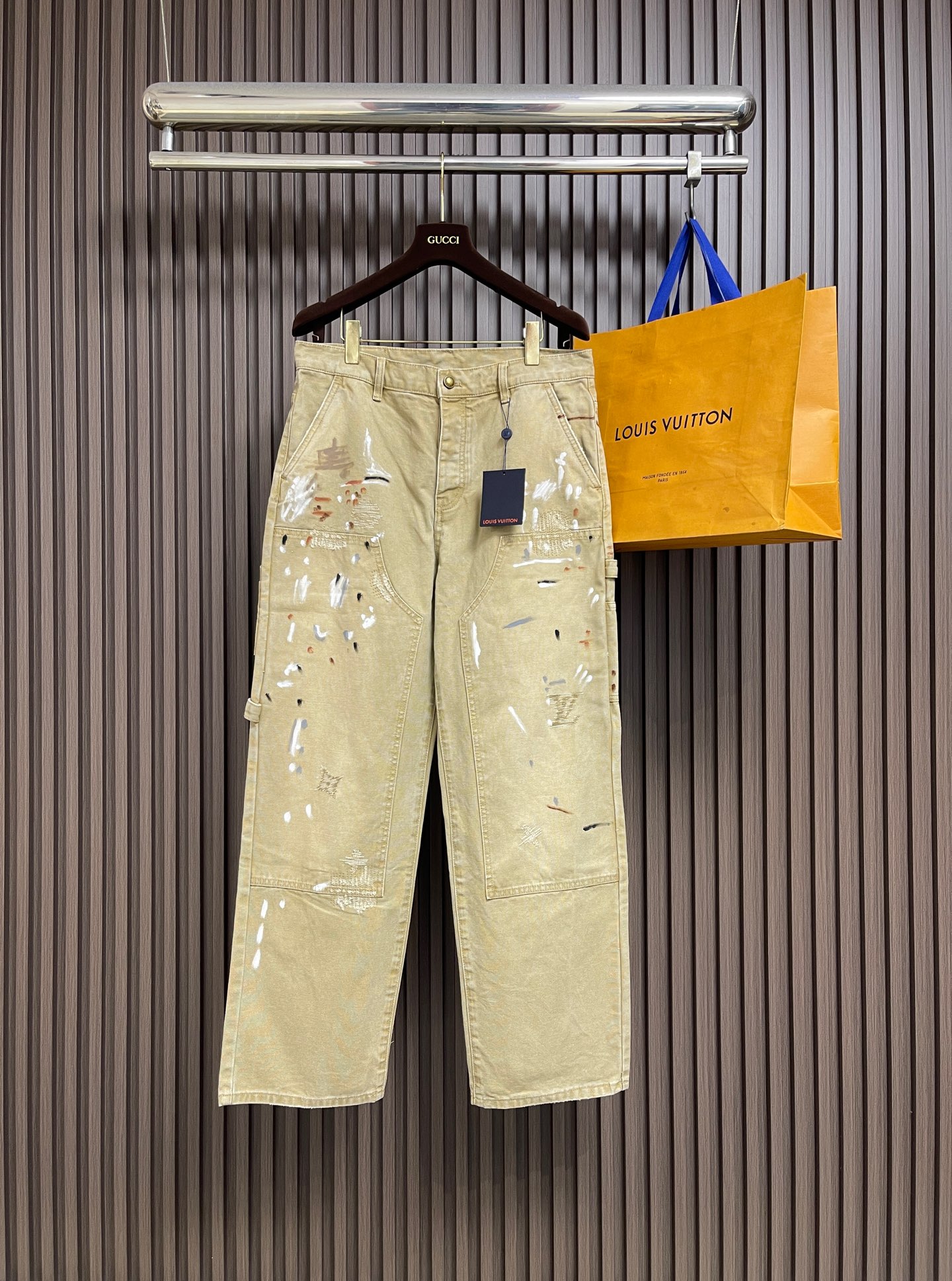 NO:903919,LV jeans with painted decorative elements. This style of overalls is made of washed cotton canvas, exuding a leisurely summer atmosphere. The trousers are cleverly decorated with the Lu Arty printing pattern of this series, which is delicate and elegant, just like the artist's splash paint strokes. The same color Monogram embroidery derived from Japanese traditional crafts is infused with craftsmanship. Size 28-30-32-34-36 28 size waist 76 hip 102 trouser length 107 30 size waist 80  Hips 106, pants length 108.5, size 32, waist 84, hips 110, pants length 110, size 34, waist 88, hips 114, pants length 111.5, size 36, waist 92, hips 118, pants length 113,,louis vuitton,jeans,19860909LV 彩绘装饰元素牛仔裤,本款工装裤取材水洗棉质帆布打造,洋溢悠闲夏日气息.裤身巧饰本系列Lu Arty印花图案,细腻考究,仿若艺术家泼绘笔触.源自日本传统工艺的同色系Monogram刺绣注入匠艺巧思.尺码28-30-32-34-36 28码腰围76 臀围102裤长107 30码腰围80 臀围106裤长108.5 32码腰围84 臀围110 裤长110 34码腰围88 臀围114 裤长111.5 36码腰围92 臀围118 裤长113,,louis vuitton,jeans,,Men's clothing