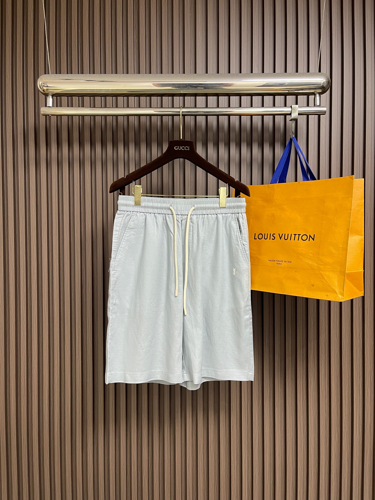 NO:956105,YSL 2026SS summer men's casual sports shorts. Precision embroidery of letter logo and high-end Roman cotton bring a refreshing feeling to summer. Sizes XS-L  Gear 38, leg circumference 70, pants length 59, saint laurent shorts,19860909YSL 2026SS夏季男士休闲运动短裤 字母logo精密刺绣搭配高档的罗马精棉布 为夏天带来耳目一新的感觉 尺码XS-L XS码 腰围74 档位35 腿围64 裤长56 S码腰围78 档位36 腿围66 裤长57 M码 腰围82 档位37 腿围68 裤长58 L码腰围86 档位38 腿围70 裤长59,,saint laurent,shorts,,Men's clothing