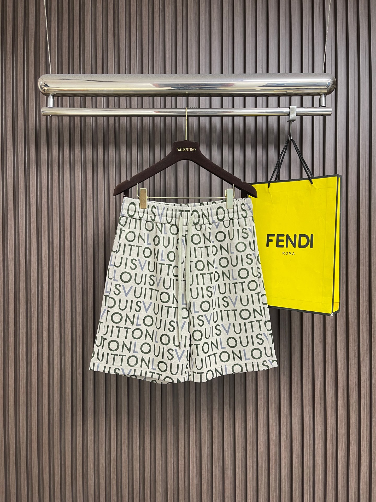 NO:914540,Tops shorts P LV  Intarsia all-over monogram knitted short-sleeved shorts suit, made of worsted cotton blended fabric, which has been specially treated to have a fine and soft texture, comfortable to the skin, and good breathability to ensure a refreshing experience when worn close to the body. The fabric has been pre-shrunk to effectively maintain a stable shape and not easily deformed. The brand's classic letters LOGO are displayed all over the body, and are accurately calculated and arranged through a computer to ensure that the spacing and proportions of the letters are even and harmonious.  .The overall design integrates the brand logo and modern fashion style to create a striking and elegant visual presentation. Precision intarsia technology is used to woven the letter LOGO three-dimensionally into the body, and double needle bed jacquard technology is used to make the edges of the pattern clear and smooth without friction. The cuffs and hem are reinforced with double-line overlapping technology to enhance durability and stiffness. High-elastic wire is used in the stitching parts to adapt to the needs of daily activities. Sizes S-XL, Louis  vuitton,shorts,T-shirt,19860909上衣 短裤P LV 嵌花满幅字母针织短袖短裤套装,采用精纺棉质混纺面料,经过特殊处理,质地细腻柔软,触感亲肤舒适,同时具有良好的透气性,确保贴身穿着时的清爽体验.面料经过预缩水处理,有效保持版型稳定,不易变形.衣身满幅呈现品牌经典字母LOGO,通过计算机精准计算排列,确保字母间距与比例均匀和谐.整体设计融合品牌标识与现代时尚风格,打造醒目而优雅的视觉呈现.采用精密嵌花工艺,将字母LOGO立体织入衣身,运用双针床提花技术使图案边缘清晰平整,无摩擦感.袖口与下摆以双线拷边工艺加固,增强耐用性与挺括感.缝线部位选用高弹力线材,适应日常活动需求.尺码S-XL,,louis vuitton,shorts,T-shirt,,Men's clothing
