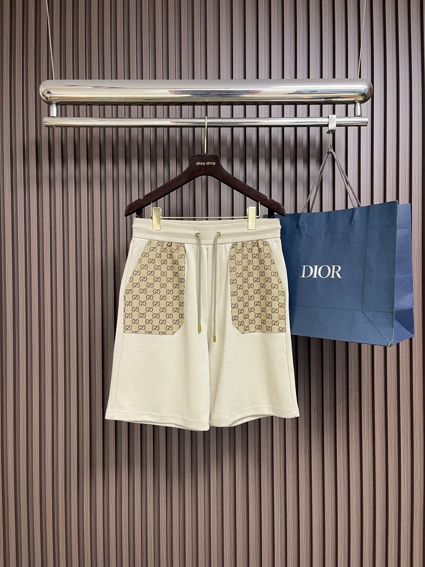 NO:911599,Gucci 2026SS new presbyopic jacquard shorts, main tone + classic GG pattern, low-key and recognizable. High-quality jacquard fabric, soft and breathable, super comfortable to wear in summer! Elastic waist + straight cut, strong tolerance, easy to control for daily leisure or vacation. Sizes S-XL,,gucci,shorts,19860909Gucci 2026SS新款老花提花短裤,主调+经典GG图案,低调又有辨识度.高品质提花面料,柔软透气,夏季穿超舒服!松紧腰+直筒剪裁,包容性强,日常休闲或度假都能轻松驾驭.尺码S-XL,,gucci,shorts,,Men's clothing