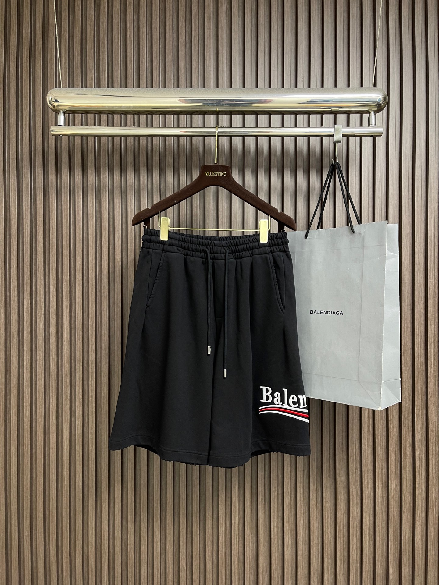 NO:914536,Balenciaga Cola shorts beach pants, neatly stitched with precise embroidery, no uneven edges, three-dimensional smooth embroidered surface, high-grade details, pure cotton texture, made of high-quality Xinjiang long-staple cotton, good resilience, strong wrinkle resistance, three-dimensional tailoring, wear-resistant and breathable, a must-have for summer, internal and external details are refined, customized rope buckles, three standards complete. Sizes S-XL,,balenciaga,shorts,19860909Balenciaga 可乐短裤沙滩裤,精密刺绣针迹整齐,边缘无参差,绣面立体光洁,细节高级,纯棉质地,取用新疆优等长绒棉,回弹性好,抗皱性强,立体剪裁,耐磨透气,夏日必备,内外细节工艺精益求精,定制绳扣,三标齐全.尺码S-XL,,balenciaga,shorts,,Men's clothing