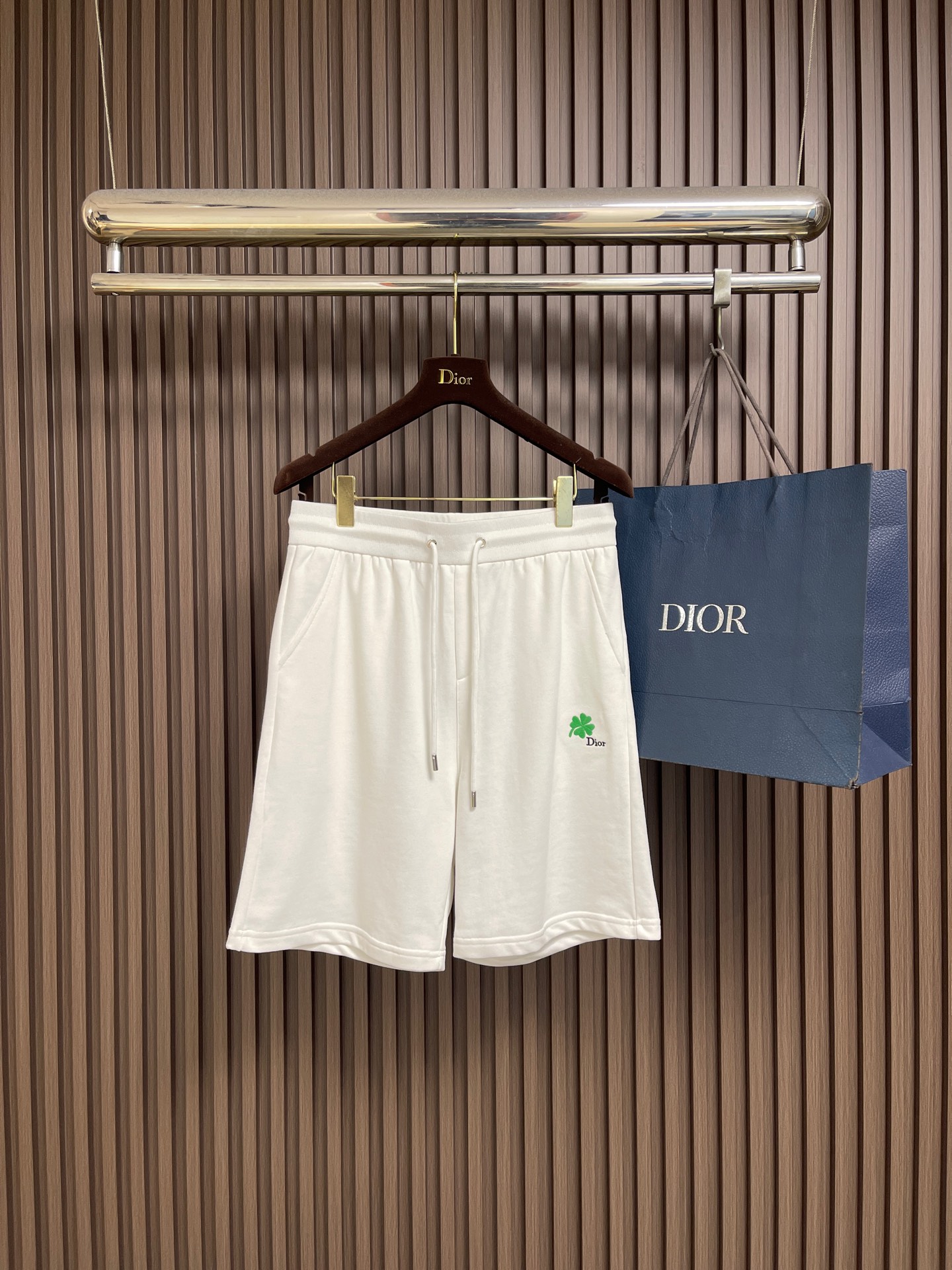 NO:911603,Dior 2026ss new summer casual shorts with small logo embroidery, from the Dioriviera limited series, are ideal items for various beach activities. They are carefully made of technical fabrics, with side and back pockets, and are uniquely decorated with Dior logo embroidery. The style is practical and elegant, and can be paired with T-shirts or cable knit sweaters. Sizes M-3XL  Waist size 80, seat size 112, XL size, pant length 54, waist size 84, seat size 116, 2XL size, pant length 55, waist size 88 size, seat size 120, 3XL size, pant length 56, waist size 92 size, 124,,dior,shorts,19860909Dior 2026ss夏季新款小标刺绣休闲短裤,来自 Dioriviera 限定系列,是各种沙滩活动的理想单品.采用科技面料精心制作,搭配侧面和后侧口袋,饰以 Dior 标志刺绣别具一格.款式实用优雅,可搭配 T 恤或绞花针织衫.尺码M-3XL M码裤长52 腰围78座围108 L码 裤长53 腰围80座围112 XL码 裤长54 腰围84座围116 2XL码 裤长55腰围88座围120 3XL码 裤长56腰围92座围124,,dior,shorts,,Men's clothing