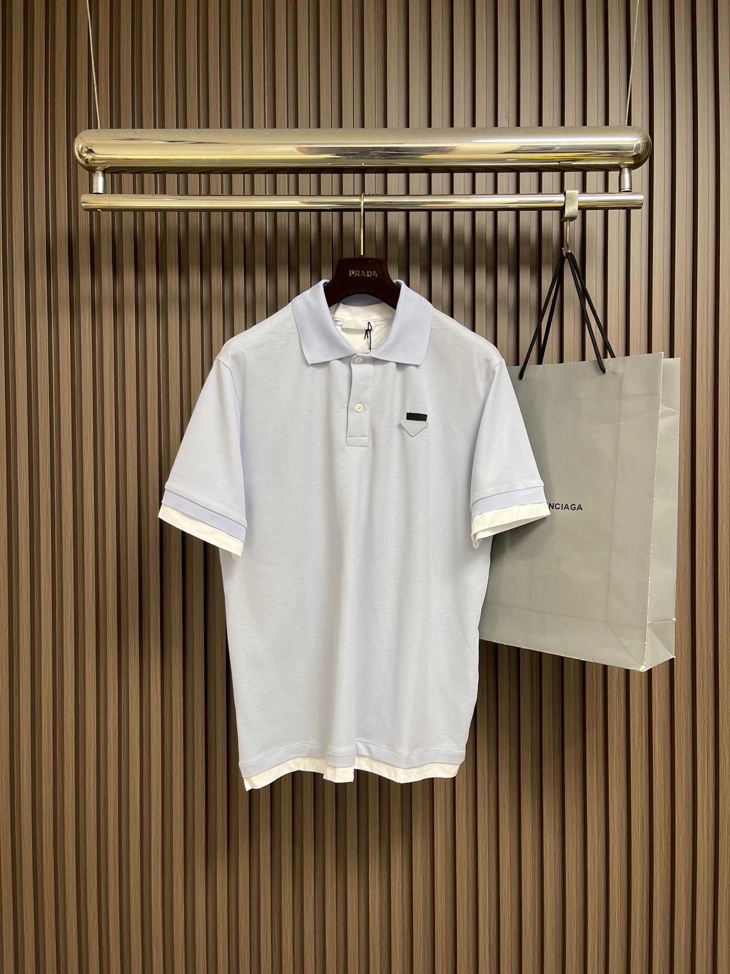 🛒🛒Prada 饰撞色织物三角标POLO衫，选用100%棉纤维编织而成的珠地布。棉纤维赋予面料吸湿透气，