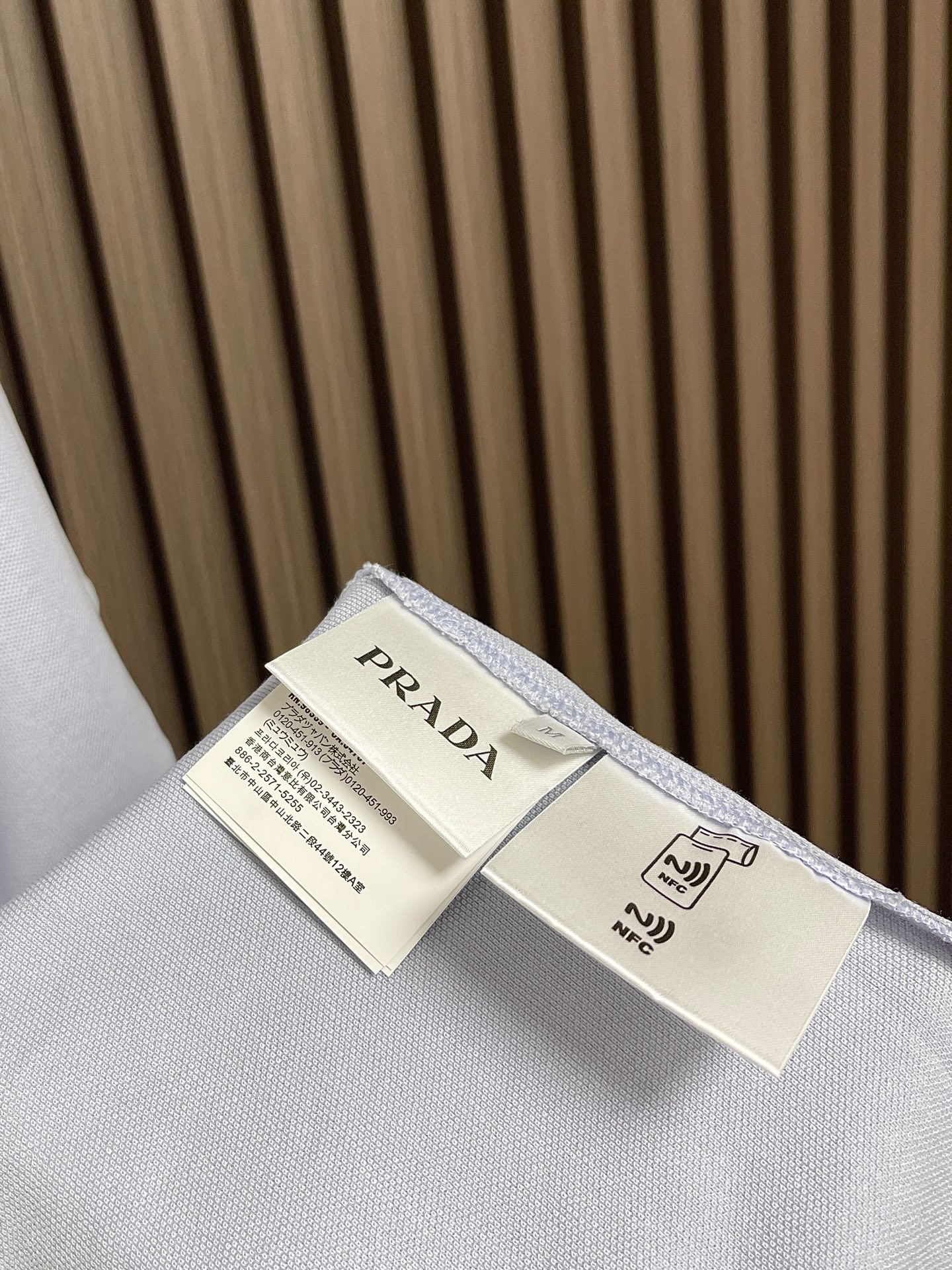 🛒🛒Prada 饰撞色织物三角标POLO衫，选用100%棉纤维编织而成的珠地布。棉纤维赋予面料吸湿透气，