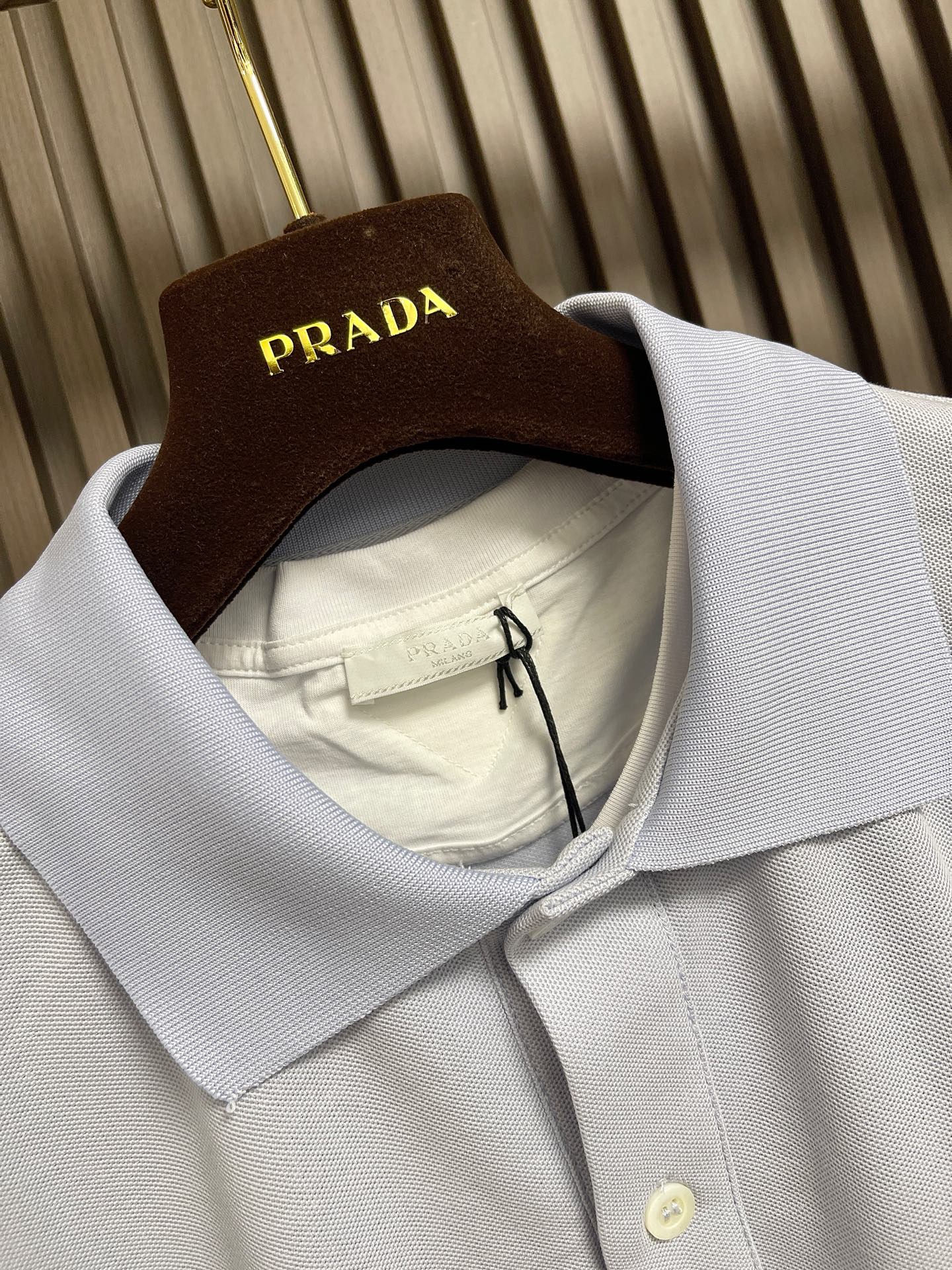 🛒🛒Prada 饰撞色织物三角标POLO衫，选用100%棉纤维编织而成的珠地布。棉纤维赋予面料吸湿透气，
