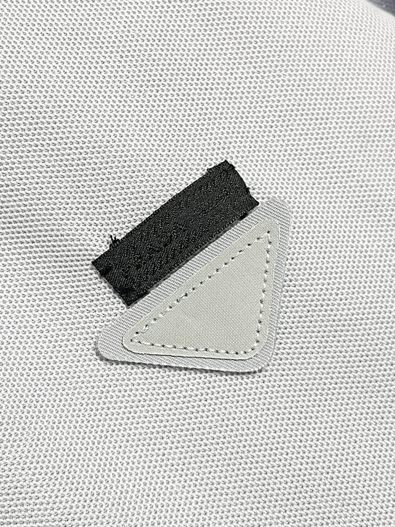 🛒🛒Prada 饰撞色织物三角标POLO衫，选用100%棉纤维编织而成的珠地布。棉纤维赋予面料吸湿透气，
