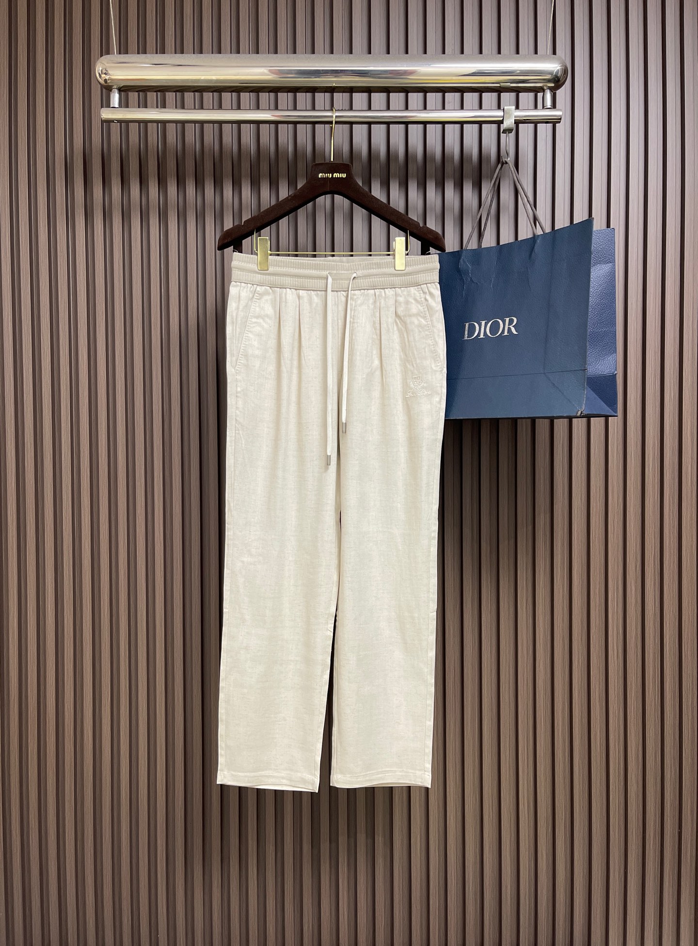 NO:914549,LP LORO PIANA  Nuoyoupanya casual linen trousers, linen fiber has natural knotty texture, it is like a layer of breathing clouds wrapped around the skin, and the pores can sing freely. The 'cultured' fabric becomes softer as it is washed, with a soft and waxy touch polished in the old days. The machine can never imitate this kind of temperature. The slightly wide straight version + natural drape, the trouser legs ripple when you walk, welding 'effortless fashion' to the legs. Can be matched with a variety of clothing!  Size M-3XL,,loro piana,loro piana,19860909LP LORO PIANA 诺悠翩雅亚麻休闲长裤,亚麻纤维自带天然结节纹理,贴肤穿像裹着一层会呼吸的云,毛孔都能自由唱歌.越洗越软的'养成系'面料,旧时光磨出的柔糯触感,机器永远仿不出这种温度.微阔直筒版型＋自然垂坠感,走起路来裤脚荡出涟漪,把'毫不费力的时髦'焊在腿上.能与多种服饰搭配！尺码M-3XL,,loro piana,loro piana,,Men's clothing