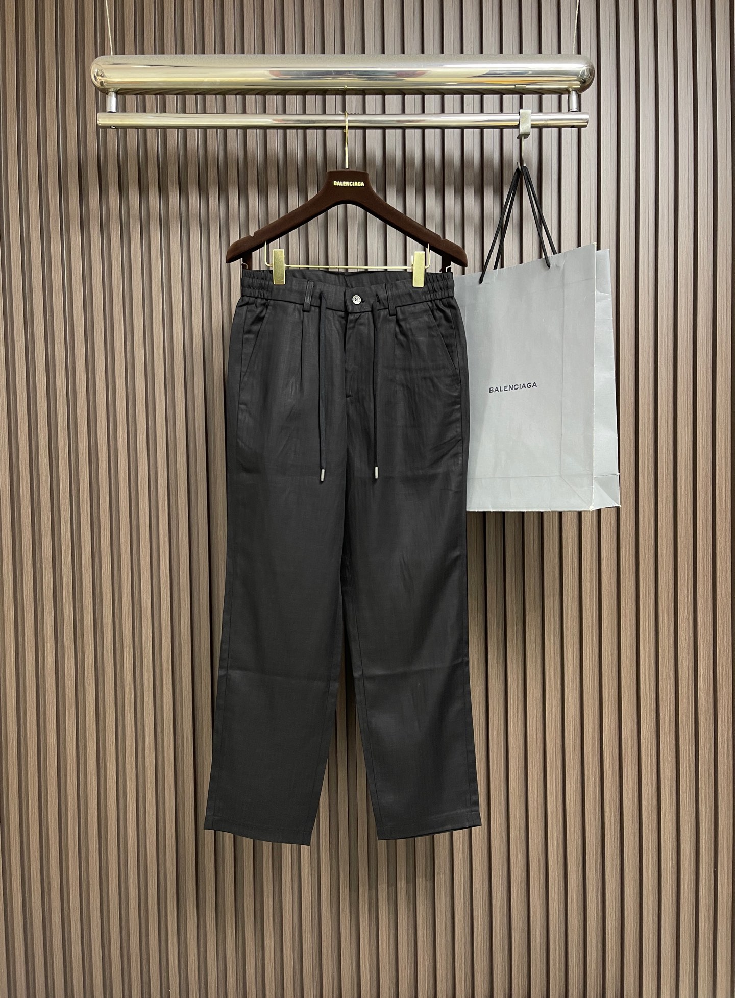 NO:914575,LP LORO PIANA  Nuoyoupanya casual linen trousers, linen fiber has natural knotty texture, it is like a layer of breathing clouds wrapped around the skin, and the pores can sing freely. The 'cultured' fabric becomes softer as it is washed, with a soft and waxy touch polished in the old days. The machine can never imitate this kind of temperature. The slightly wide straight version + natural drape, the trouser legs ripple when you walk, welding 'effortless fashion' to the legs. Can be matched with a variety of clothing!  Size M-3XL,,loro piana,loro piana,19860909LP LORO PIANA 诺悠翩雅亚麻休闲长裤,亚麻纤维自带天然结节纹理,贴肤穿像裹着一层会呼吸的云,毛孔都能自由唱歌.越洗越软的'养成系'面料,旧时光磨出的柔糯触感,机器永远仿不出这种温度.微阔直筒版型＋自然垂坠感,走起路来裤脚荡出涟漪,把'毫不费力的时髦'焊在腿上.能与多种服饰搭配！尺码M-3XL,,loro piana,loro piana,,Men's clothing
