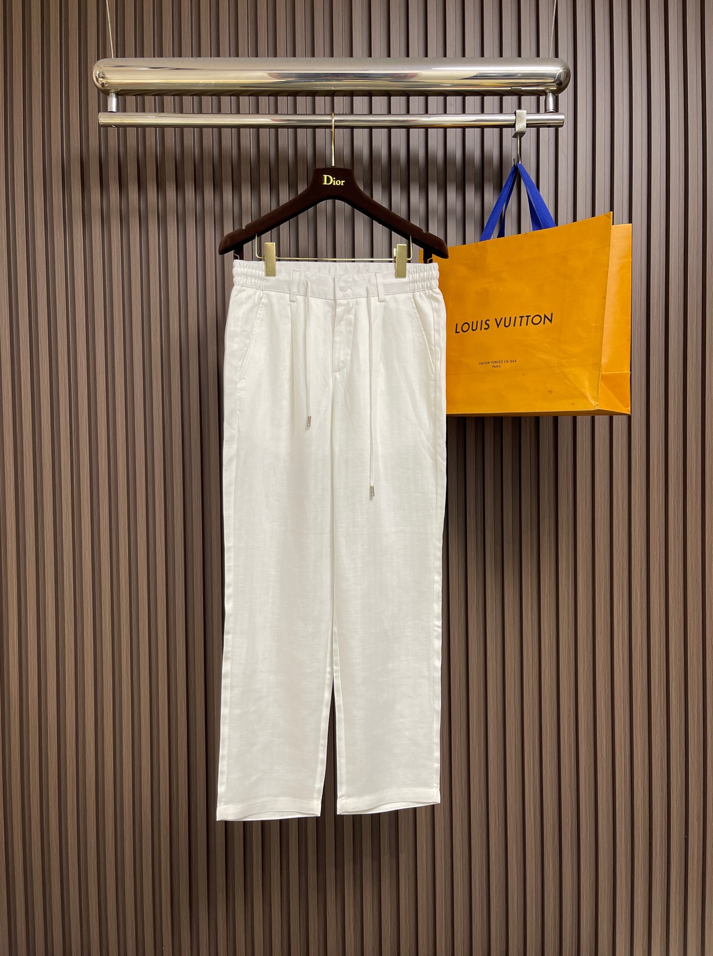 NO:911615,BC 2026ss new spring and summer thin blended drawstring casual pants, men's solid color business casual straight casual pants!  They are made of custom-woven and dyed light Tencel linen fabrics supplied by customers to ensure the comfort and breathability of the pants. The linen fabric has natural hygroscopicity and heat dissipation, which can keep the skin dry and reduce the stuffy feeling in summer!  The casual straight style is not only suitable for business occasions, but also shows a relaxed and comfortable casual style!  Size M-3XL,,19860909BC 2026ss春夏新款轻薄混纺抽绳休闲裤,男士净色商务休闲直筒型休闲裤！选用客供定织定染轻薄天丝亚麻面料打造的,保证了裤子的舒适度和透气性,亚麻面料具有天然的吸湿性和散热性,能够让皮肤保持干爽,减少夏季的闷热感！休闲直筒版型,既适合商务场合,又能展现轻松自在的休闲风格！尺码M-3XL,,,Men's clothing