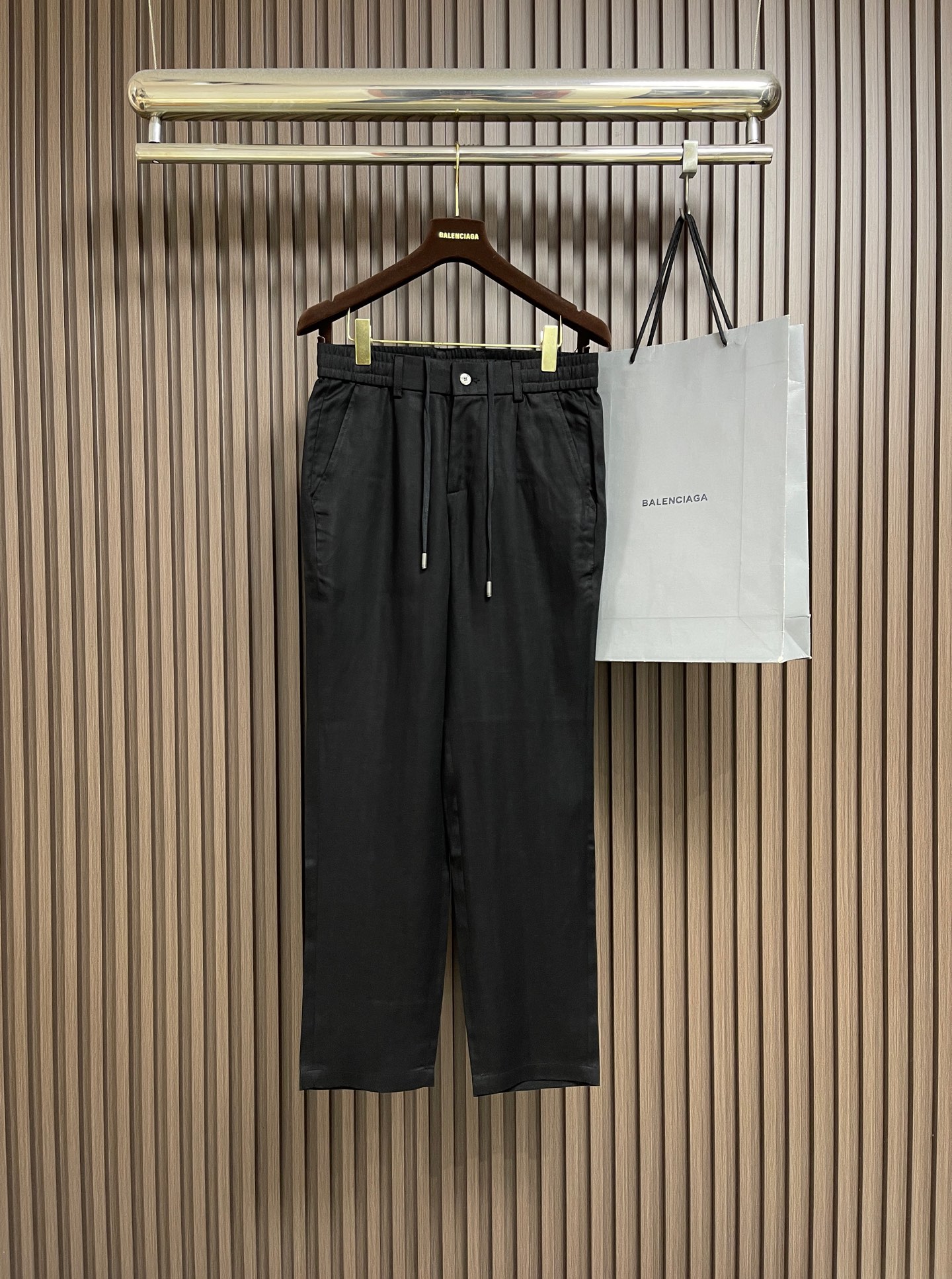 NO:914572,BC 2026ss new spring and summer thin blended drawstring casual pants, men's solid color business casual straight casual pants!  They are made of custom-woven and dyed light Tencel linen fabrics supplied by customers to ensure the comfort and breathability of the pants. The linen fabric has natural hygroscopicity and heat dissipation, which can keep the skin dry and reduce the stuffy feeling in summer!  The casual straight style is not only suitable for business occasions, but also shows a relaxed and comfortable casual style!  Size M-3XL,,19860909BC 2026ss春夏新款轻薄混纺抽绳休闲裤,男士净色商务休闲直筒型休闲裤！选用客供定织定染轻薄天丝亚麻面料打造的,保证了裤子的舒适度和透气性,亚麻面料具有天然的吸湿性和散热性,能够让皮肤保持干爽,减少夏季的闷热感！休闲直筒版型,既适合商务场合,又能展现轻松自在的休闲风格！尺码M-3XL,,,Men's clothing