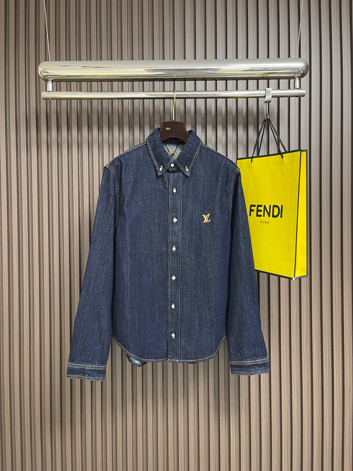 NO:911647,LV  Cotton twill logo denim jacket. This LV denim is made of heavyweight raw-color denim fabric. It has been treated with a special color-fixing process to retain the deep indigo color while improving the stiffness and deformation resistance of the fabric. The classic lapel is matched with bright yellow contrast stitching, and the placket uses brand-customized metal buttons. The stitching is neat and firm, and the details highlight the texture. The left chest is decorated with orange  The embroidered LV logo adopts high-density three-dimensional embroidery technology, and the stitches are delicate and not easy to fall off. The body is cut with a loose straight fit, and the cuffs and hem are double-threaded. It is wear-resistant and durable, taking into account retro style and daily wearability. It can easily adapt to a variety of wearing scenes to create a casual and high-end casual look. The overall line routing is straight and delicate, the fabric is comfortable and soft, and the color is consistent without color difference.  It can be matched with the same style to create a fashionable look, and can be used in various occasions. Customized accessories, complete with three standards, same style for men and women!  Sizes S-XL,,louis vuitton,jackets & coats,19860909LV 棉质斜纹标识牛仔外套,这款LV牛仔采用重磅原色丹宁面料打造,经特殊固色工艺处理,保留深邃靛蓝色泽的同时,提升面料挺括度与抗变形能力.经典翻领搭配明黄色撞色缝线,门襟采用品牌定制金属纽扣,走线工整牢固,细节彰显质感.左胸点缀橙色刺绣LV标识,采用高密立体刺绣工艺,针脚细腻不易脱落.衣身采用宽松直筒剪裁,袖口与下摆双线锁边处理,耐磨耐穿,兼顾复古格调与日常实穿性,轻松适配多种穿搭场景,打造随性高级的休闲造型.整体走线平直细腻,面料舒适柔软,颜色一致无色差 能与同款搭配营造时尚造型,驾驭各种场合,定制辅料,三标齐全,男女同款！尺码S-XL,,louis vuitton,jackets & coats,,Men's clothing