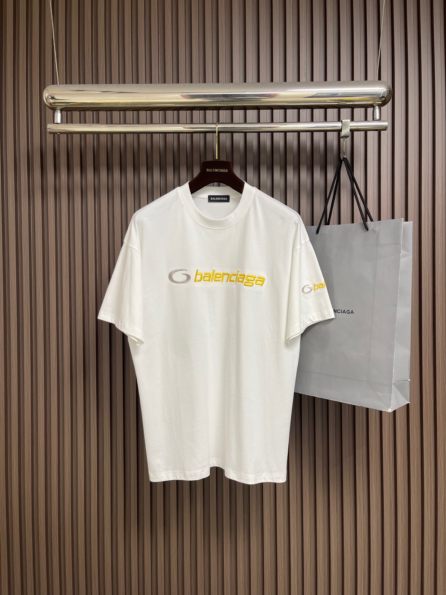 NO:914535,Balenciaga embroidered logo round neck short-sleeved T-shirt, custom-woven and dyed 100% pure cotton double-ply fabric, garment-washed, high-definition scanned pattern on the front to perfectly restore the laser positioning machine print, ribbed collar fabric, custom-woven and dyed, overall straight and delicate routing, comfortable and soft fabric, consistent color without color difference, customized accessories. Size M-3XL,,balenciaga,T-shirt,tees,t-shirt,19860909Balenciaga 刺绣logo圆领短袖T恤,定织定染百分百纯棉双股面料 成衣洗水 前幅高清扫描图案完美还原激光定位机印 领口罗纹面料定织定染色 整体走线平直细腻 面料舒适柔软 颜色一致无色差,定制辅料.尺码M-3XL,,balenciaga,T-shirt,tees，t-shirt,,Men's clothing