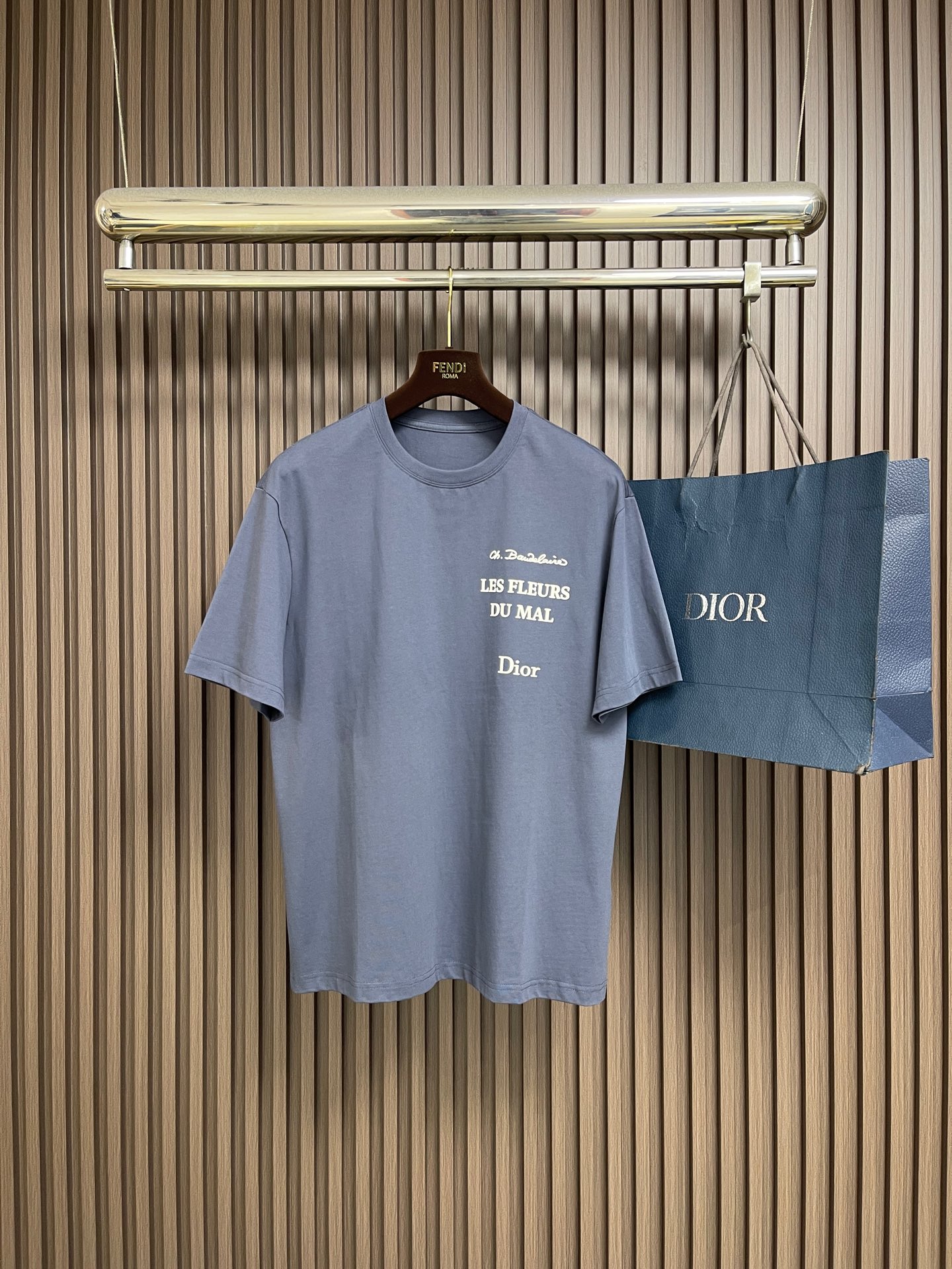 NO:911640,DIOR 2026SS logo slogan printed short-sleeved T-shirt for couples, a summer couple's style on the hot streets. Always call for genderless wear. The design of the letter logo slogan is elegant, classic, simple and high-quality!  Knitted cotton fabric supplied by customers, imported cotton fabric with high weight, soft and delicate, more comfortable and breathable, impeccable hand feel, simple and unique charm!  Size M-3XL,,dior,T-shirt,tees,t-shirt,19860909DIOR 2026SS logo标语印花情侣款短袖T恤,炽热街头的夏日情侣款 永远为无性别穿搭打CALL 字母logo标语的设计,大气经典 简约有质感！客供针织棉面料,高克重的进口棉布 松软细腻着身感更舒适透气,手感质感无可挑剔 简洁而富有独特魅力！尺码M-3XL,,dior,T-shirt,tees，t-shirt,,Men's clothing