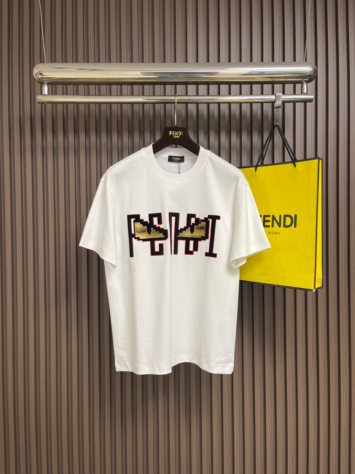 NO:911558,FENDI  The logo-printed short-sleeved T-shirt is made of imported high-count combed double-strand cotton fabric. The texture is fine and skin-friendly, soft and breathable to the touch, and has excellent drape and wrinkle resistance. The upper body is comfortable and not sweaty, and it is not easy to deform after long-term wear. It is perfectly suitable for daily commuting, leisure travel and other scenarios. The classic round-neck design, with double-layer rib reinforcement technology on the collar, fits the neck without tightening, and will not become loose after long-term wear. It is simple  The atmosphere is suitable for various wearing styles; the front of the body adopts high-precision digital direct printing technology to present an interesting logo pattern, the colors are full and bright, and the brushstrokes are smart and natural, which not only adds an artistic sense and visual layer to the simple body, but also highlights the brand's creative design concept. Sizes M-3XL, fendi, T-shirt, tees, t-shirt,19860909FENDI logo印花短袖T恤,采用进口高支精梳双股棉面料,质地细腻亲肤,触感柔软透气,兼具出色的垂坠感与抗皱性,上身舒适不闷汗,久穿不易变形,完美适配日常通勤、休闲出行等多种场景；经典圆领设计,领口做双层罗纹加固工艺,贴合颈部不勒肉,久穿不易松垮,简约大气适配各种穿搭风格；衣身正面采用高精密数码直喷印花工艺,呈现趣味logo图案,色彩饱满鲜亮,笔触灵动自然,既为简约衣身增添了艺术感与视觉层次,又彰显了品牌的创意设计理念.尺码M-3XL,,fendi,T-shirt,tees，t-shirt,,Men's clothing