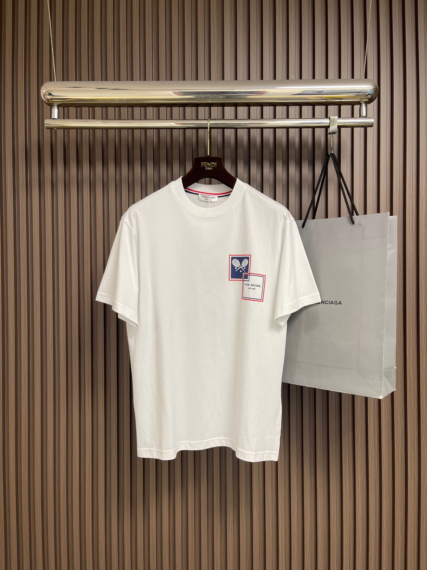 NO:911583,Thom Browne TB 2026ss tennis print logo round neck short-sleeved T-shirt 230g distilled pure cotton material, custom pure cotton knitted machine collar. Note that the webbing threads are all made of natural threads, not one color, they are all dark threads. Sizes M-3XL, T-shirt, tees, t-shirt,19860909Thom Browne TB 2026ss网球印花标识圆领短袖T恤 230克精馏纯棉料,定制纯棉编机领 注意看织带车线都是用本色线车,而不是一种色车,都是暗线.尺码M-3XL,,T-shirt,tees，t-shirt,,Men's clothing