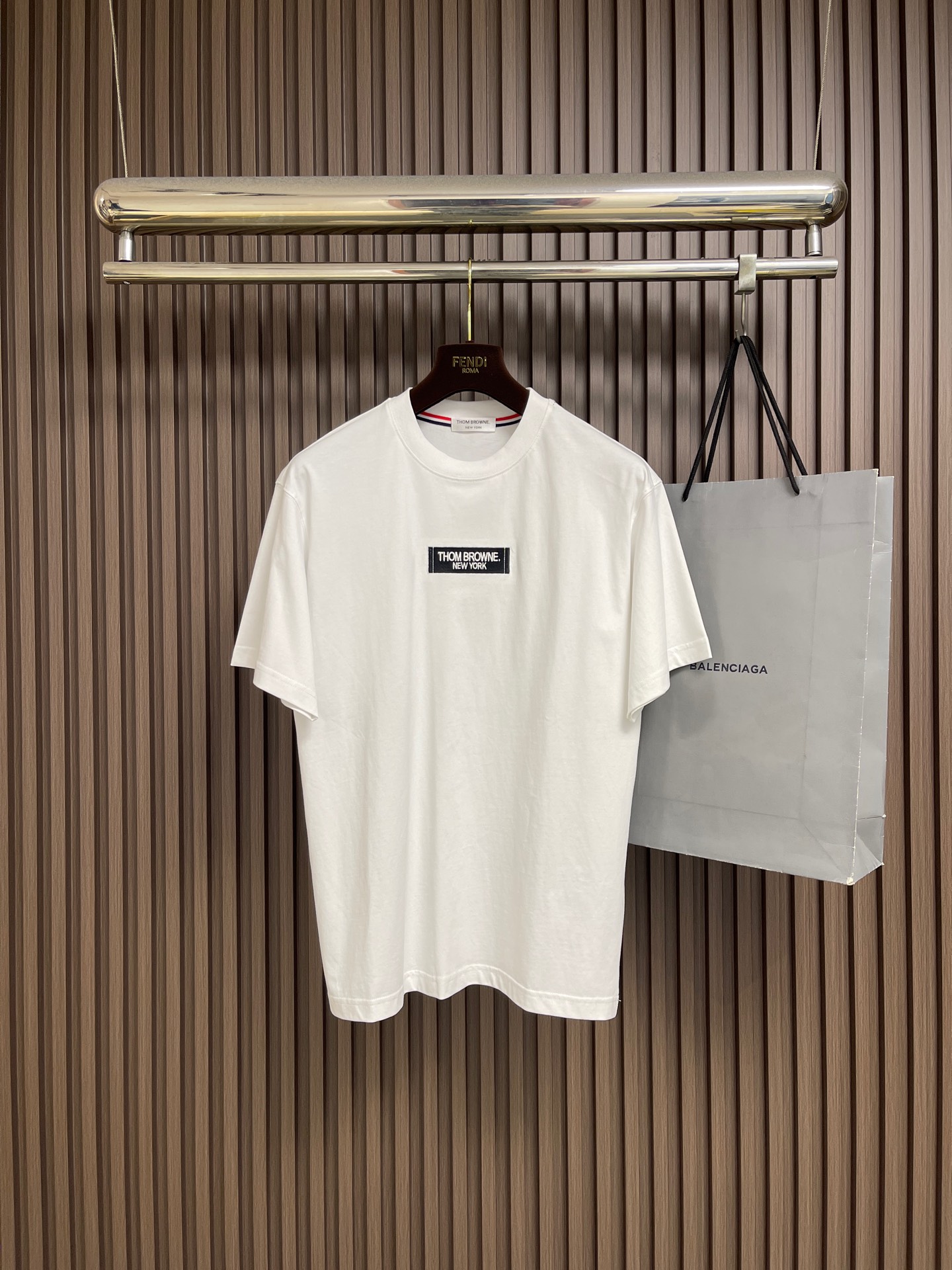 NO:911578,TB logo embroidered round neck short-sleeved T-shirt. The fabric is made of 240g pure cotton fabric. Each piece of clothing is pre-shrunk. The upper body has a slightly wide and straight shape, which is very trendy and fashionable. Imported light-sensitive silk thread positioning embroidery. Sizes M-3XL, T-shirt, tees, t-shirt,19860909TB logo标识刺绣圆领短袖T恤,面料采用240g克重纯棉面料,每件衣服都有预缩水处理,上身版型微阔挺拔,极具潮流时尚感,进口光感丝线定位刺绣.尺码M-3XL,,T-shirt,tees，t-shirt,,Men's clothing
