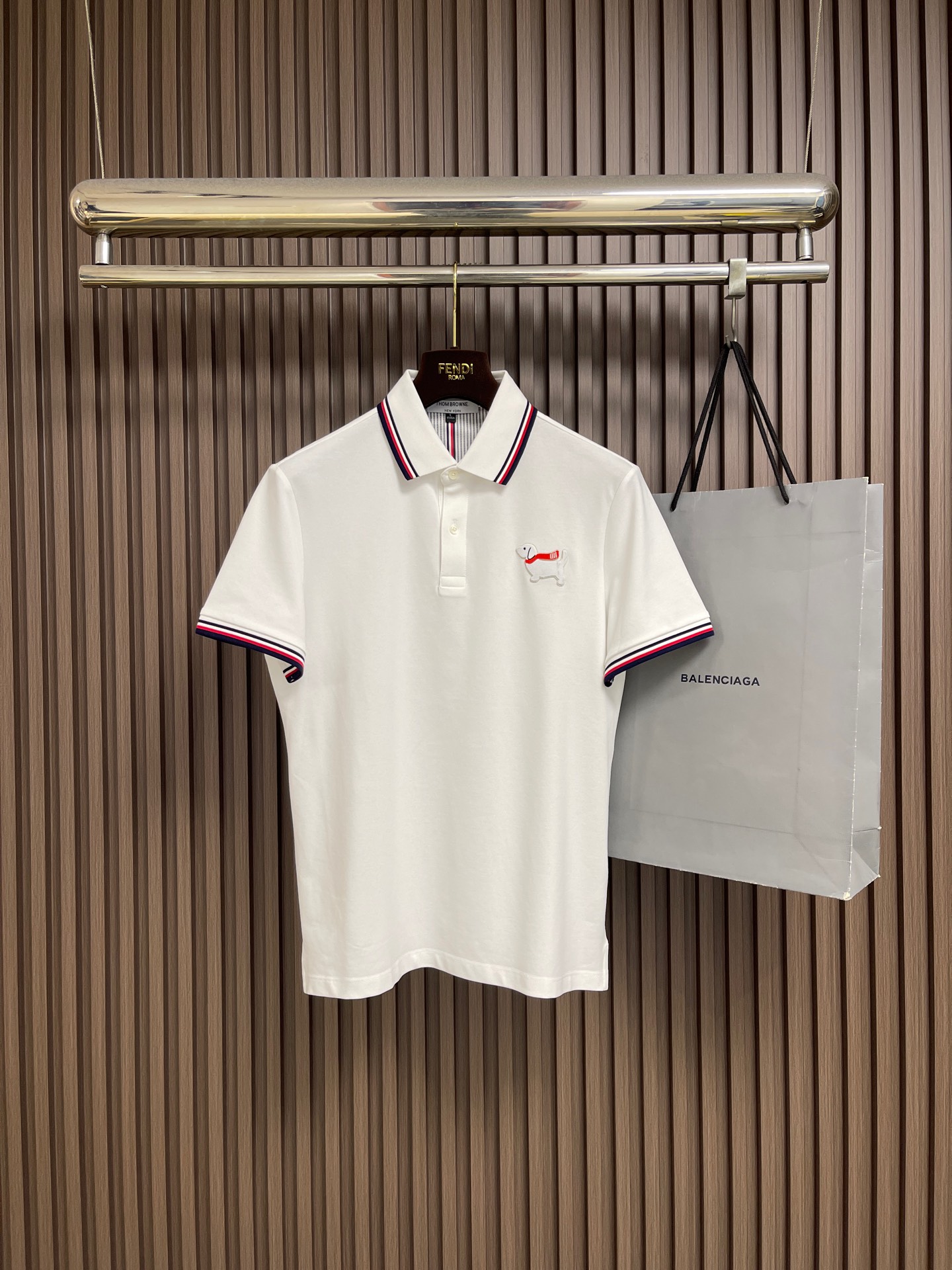 NO:911574,TB ThomBrowne Contrast color webbing short-sleeved polo polo shirt, customized three-color ribbon cuffs, neckline threaded fabric, sausage paparazzi stamp embellishment, high count and high density cotton yarn, wide version, durable, size M-3XL,,thom browne, T-shirt,19860909TB ThomBrowne汤姆布朗 撞色织带polo短袖POLO马球衫,定制三色彩带袖口领口螺纹面料 腊肠狗仔章点缀 高支高密棉纱 版型挺阔 经久耐穿 尺码M-3XL,,thom browne,T-shirt,,Men's clothing
