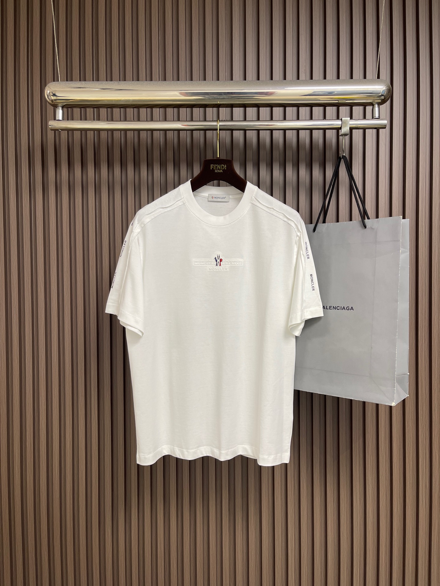 NO:911616,Moncler 2026SS new summer printed laminated round neck T-shirt, with heavy industry high-end digital personalized logo printing, meticulous and perfect workmanship, high-end customization, using 230 grams of double-sided custom fabric, avant-garde and fashionable design, stylish upper body, very textured. Sizes M-3XL,, tees, t-shirt,19860909Moncler 2026SS夏季新款印花压胶圆领T恤,搭配重工高端数码个性logo 印花,做工细致完美,高端定制,采用230克双面定制面料,版型设计前卫时尚,上身有型,非常有质感.尺码M-3XL,,tees，t-shirt,,Men's clothing