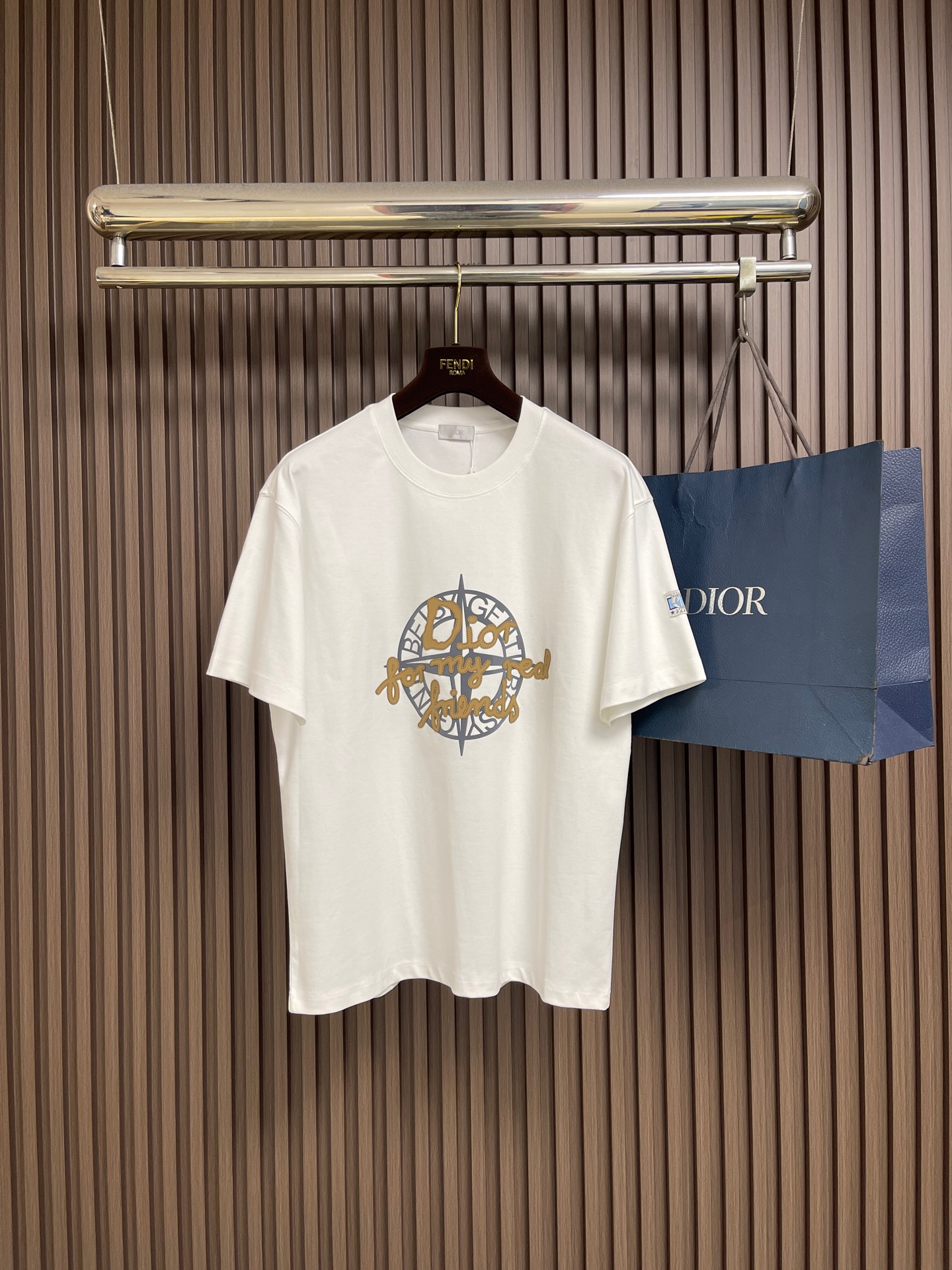 NO:911605,Dior x Stone Island Badge-printed short-sleeved T-shirt. Customized Xingyu luxury tough plain cotton. Soft and crisp. Selected Stone Island co-branded Dior on the chest. Light luxury emblem and text printing. Hidden elegance. Reserved and silent. Compass compass badge. Deeply engraved with nautical luxury genes. Overflowing with the settled texture tempered by time. Relaxed and casual silhouette interprets Italian lazy elegance.  Not ostentatious but with a world-class aura. It uses glue printing. The printing has been modified three times by the film screen. Use glue liquid paint to print the pattern on the fabric. Bake the fabric to fix the printing pattern. The fabrics have been fermented and washed. The texture is better. It is not easy to deform, not easy to shrink, not easy to fade, and maintains long-term beauty. Sizes M-3XL, dior, T-shirt, tees, t-shirt,19860909Dior x 石头岛 Stone lsland 徽章印花短袖T恤 定制星屿奢韧平棉 柔糯挺括 胸前甄选Stone Island联名Dior 轻奢徽记与文字印花 隐耀贵气 内敛缄默 Compass罗盘徽章 深镌航海奢贵基因 漫溢时光淬炼的沉淀质感 松弛随性廓形演绎意式慵懒贵气 不肆张扬却自带传世气场 采用胶浆印花 印花经过三次菲林网板修改 使用胶浆液体涂料在织物上打印图案 烘烤织物以固定印刷图案 面料都经过酵洗 手感质感更佳 不易变形 不易缩水 不易褪色 保持长久的美观.尺码M-3XL,,dior,T-shirt,tees，t-shirt,,Men's clothing