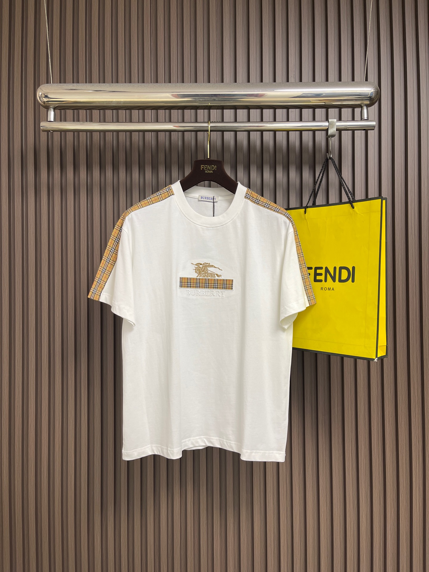 NO:911561,Burberry  Round neck plaid decorative webbing cotton T-shirt. This T-shirt uses 230g high-count long-staple cotton as the core fabric. It has been combed to remove impurities and hairiness. The fabric surface is smooth and delicate and feels soft and skin-friendly. It is equipped with pre-shrunk processing technology to ensure that it is perfect.  The size of the clothes is stable, and it is not easy to shrink and deform after long-term washing. It also has excellent breathability, perspiration and anti-wrinkle properties, and is suitable for daily commuting and light leisure scenes. Sizes S-XXL, burberry, tees, t-shirt,19860909Burberry 圆领格纹装饰织带棉质T恤,本款T恤甄选230g高支长绒棉作为核心面料,经精梳工艺去除杂质与毛羽,织面平整细腻且触感软糯亲肤,搭配预缩水处理技术,确保成衣尺寸稳定,久洗不易缩水变形,同时具备优异的透气排汗与抗皱性能,适配日常通勤与轻休闲场景.尺码S-XXL,,burberry,tees，t-shirt,,Men's clothing