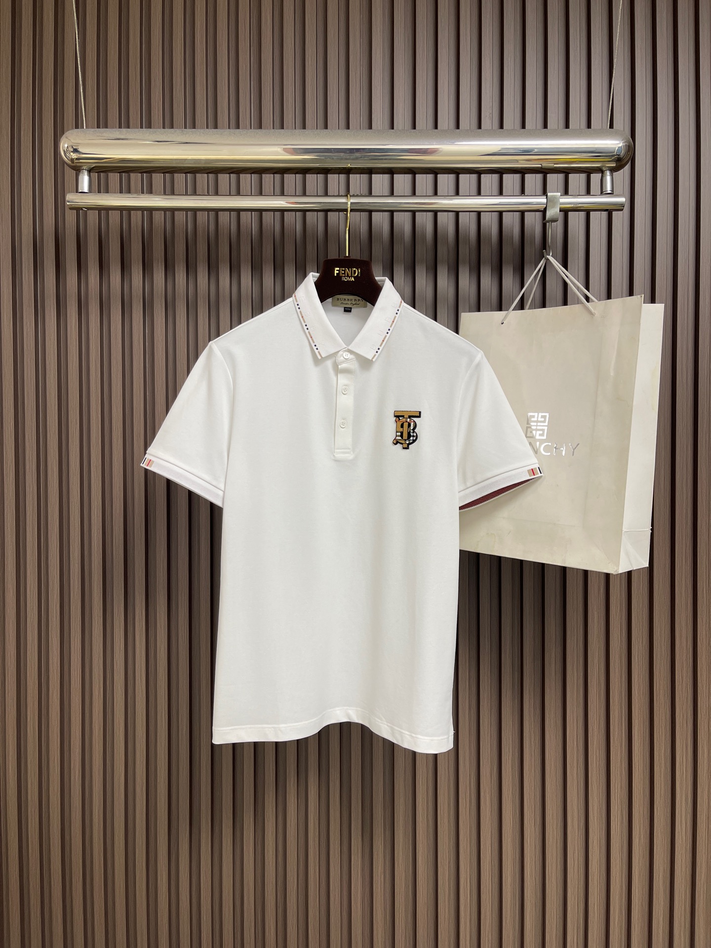 NO:914528,Burberry 2026SS spring and summer new lapel polo shirt, classic web placket, TB flocking embroidered logo, custom letter logo buttons, with in-depth details, made of cotton pique cloth, comfortable to the touch, complete with three standards. Sizes M-3XL,, burberry,19860909Burberry 2026SS春夏新款翻领Polo衫,经典织带门襟,TB植绒刺绣Logo标识,定制字母标识纽扣,细节到位,采用棉质珠地布制成,手感舒适,三标齐全.尺码M-3XL,,burberry,,Men's clothing