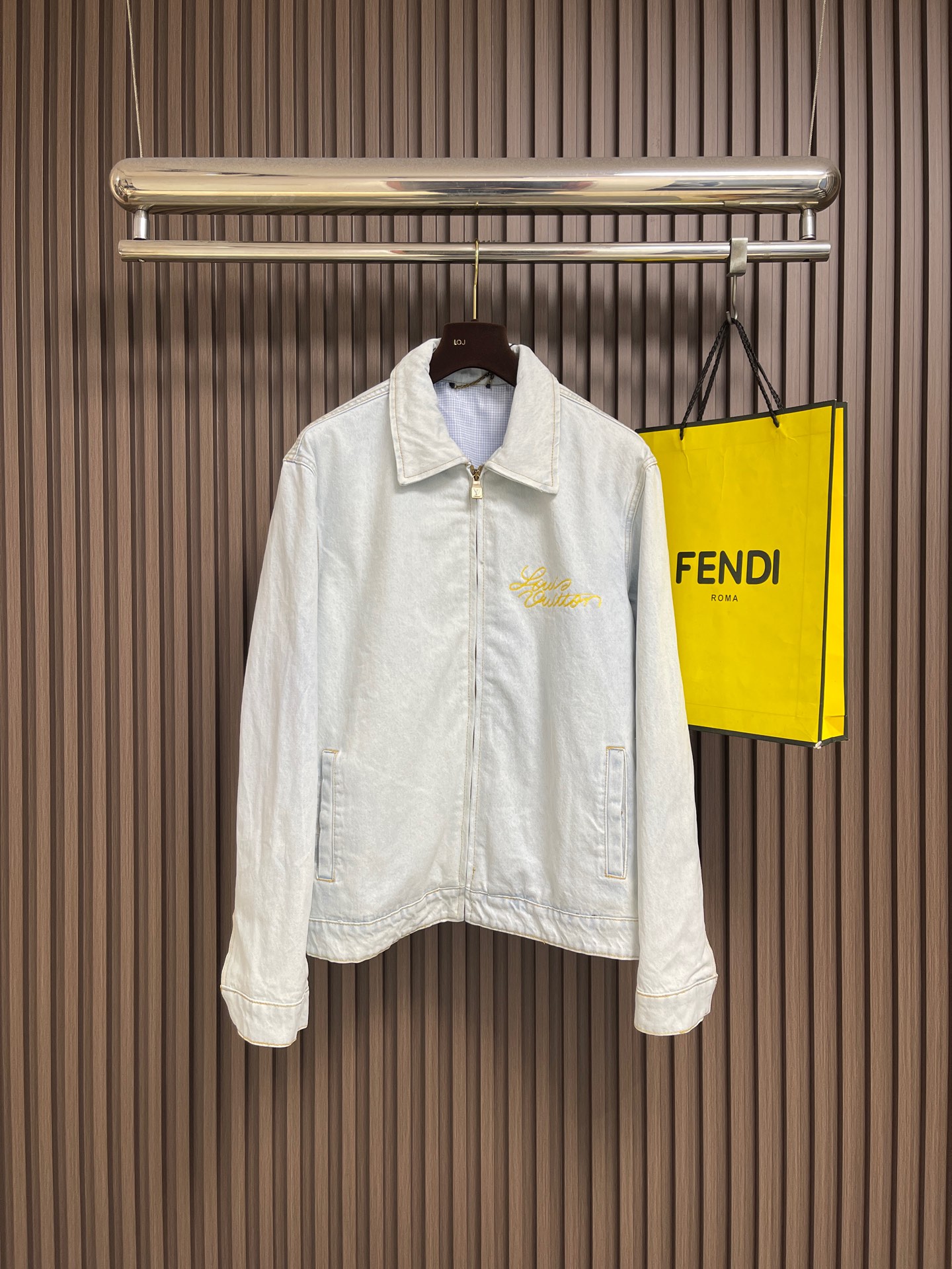 NO:911650,LV embroidered logo denim work jacket, this work jacket has the handwritten Louis logo embroidered on the left chest, adding a refined style. The back is decorated with a romantic Lu Blooming floral pattern, showing the brand's craftsmanship. The slightly white washed denim is outlined with topstitching details and is lined with plaid. Sizes S-XL,, louis vuitton, louis vuitton, jackets & coats,19860909LV 刺绣标识牛仔工装束腰夹克,本款工装束腰夹克于左侧胸前刺绣手写体路易标识,平添精致格调.背面饰有浪漫的Lu Blooming花卉图案,尽显品牌匠心巧艺.微微泛白的水洗丹宁布以明线勾勒细节,配以格纹内衬.尺码S-XL,,louis vuitton,louis vuitton,jackets & coats,,Men's clothing