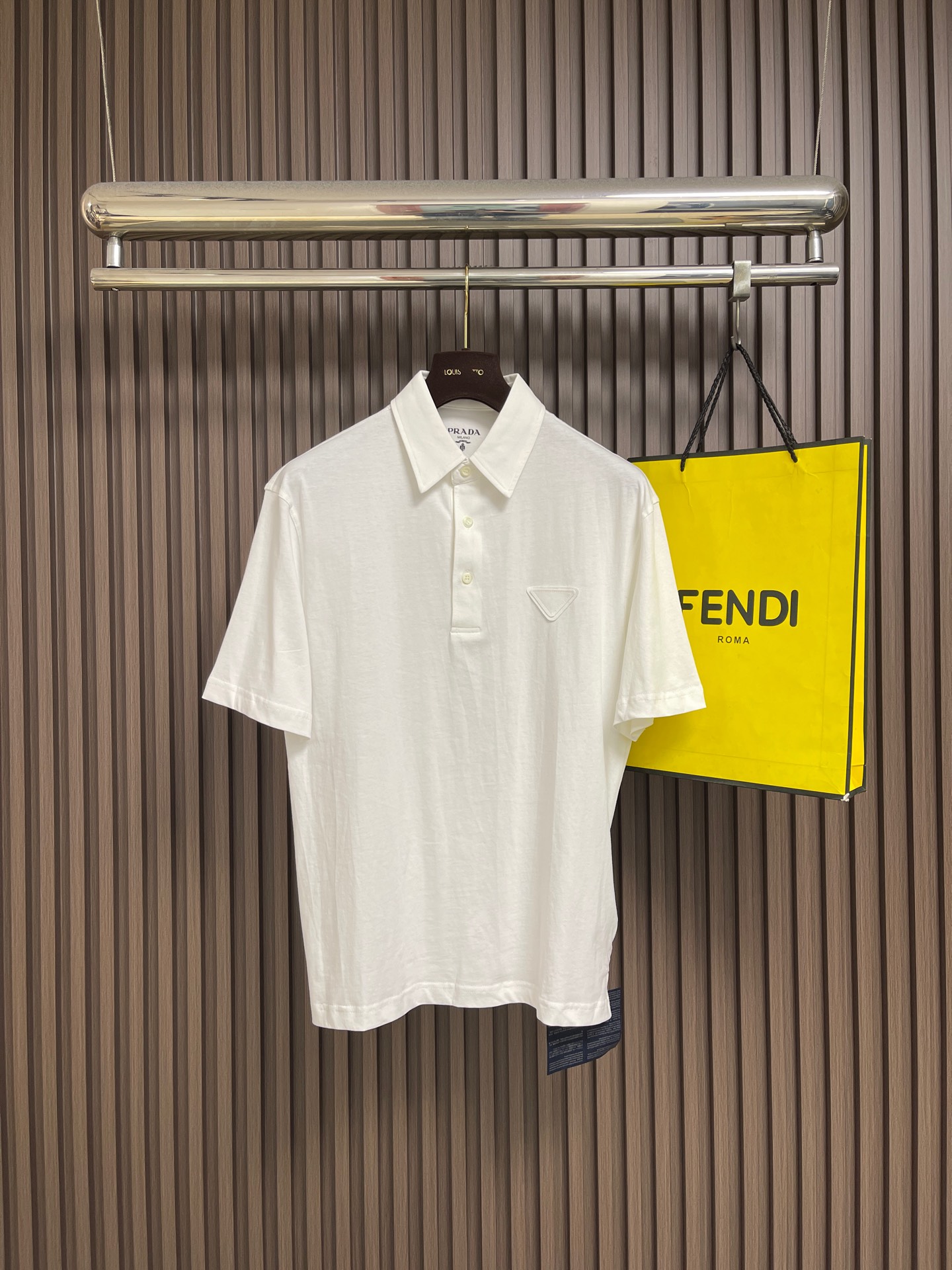 NO:914544,Prada triangle logo short-sleeved Polo shirt, custom-made Yunjing luxurious combed cotton, delicate and soft, comfortable and skin-friendly, with pure white as the base, as clear and elegant as moonlight, simple and clean, showing a noble aura. The classic lapel Polo version outlines a neat silhouette. The same color inverted triangle label on the left chest is silently embellished. The minimalist symbol anchors the brand gene. It is low-key and restrained yet highly recognizable. It shows the restrained elegance of Italian style in silent places.  Adopt imported machine sewing technology, use advanced computer control system and precision mechanical components to realize the triangle logo sewing operation, with high precision, smooth and delicate lines, the fabrics have been fermented and washed, with better hand texture, not easy to deform, not easy to shrink, not easy to fade, and maintain long-term beauty. Size S-M-L-XL S size shoulder width 46.5, bust 106, length 67 M, shoulder width 48, bust 110, length 69  Size L, shoulder width 49.5, bust 114, length 71, XL size, shoulder width 51, bust 118, length 73, prada, T-shirt,19860909Prada 三角徽标短袖Polo衫 定制云境奢柔精梳棉 细腻柔软 舒适亲肤 以纯净素白为底 如月光般清透雅致 简约干净间尽显矜贵气场 经典翻领Polo版型勾勒利落轮廓 左胸同色系倒三角贴标静默缀饰 以极简符号锚定品牌基因 低调内敛却极具辨识度 于无声处彰显意式克制奢雅 采用进口机缝制工艺 使用先进的计算机控制系统和精密的机械部件 实现三角徽标缝制作业 精度高 线条流畅而细腻 面料都经过酵洗 手感质感更佳 不易变形 不易缩水 不易褪色 保持长久的美观.尺码S-M-L-XL S码肩宽46.5 胸围106衣长67 M码 肩宽48 胸围110 衣长69 L码肩宽49.5 胸围114 衣长71 XL码 肩宽51 胸围118 衣长73,,prada,T-shirt,,Men's clothing