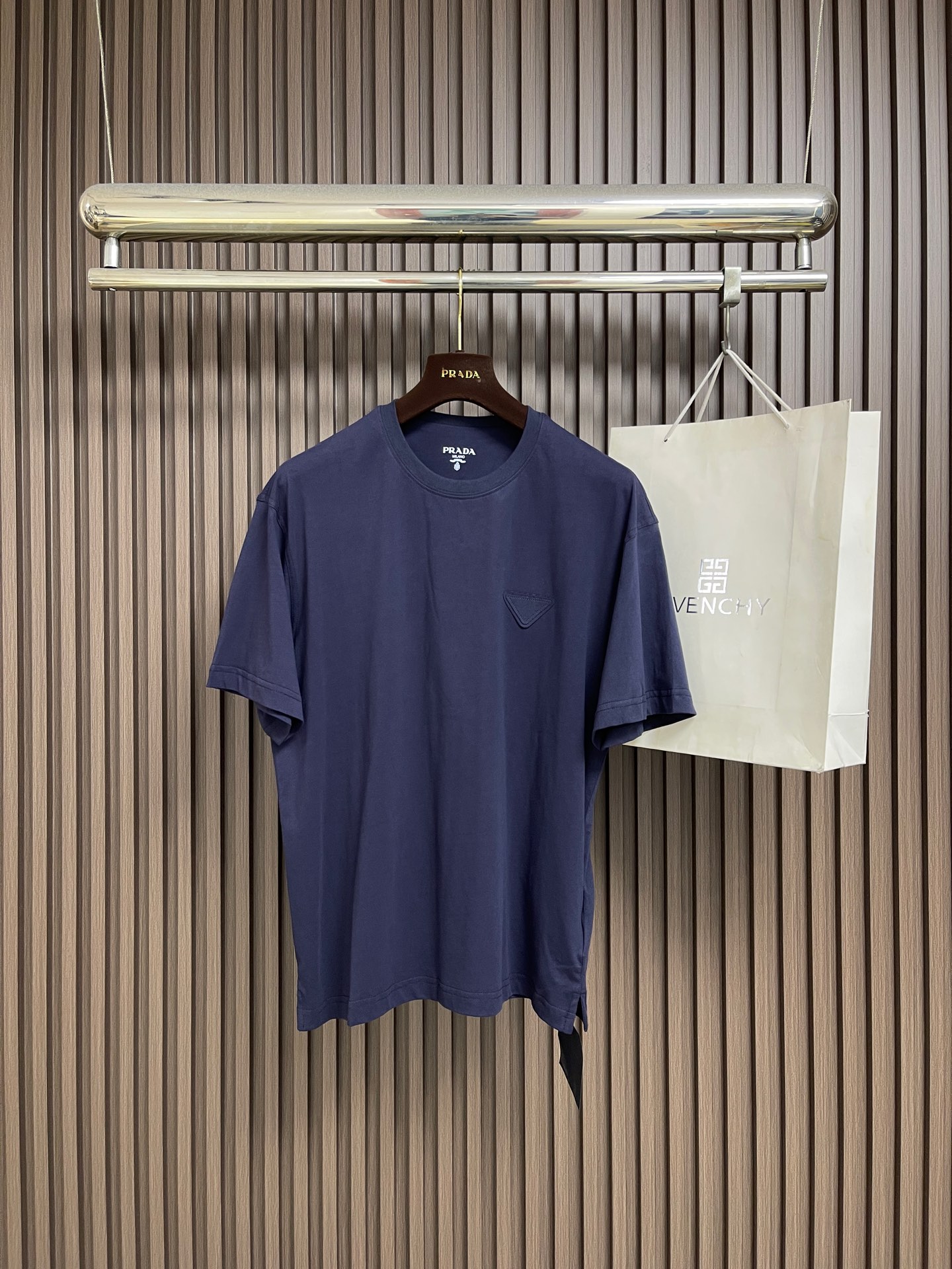 NO:911592,Prada triangle logo short-sleeved T-shirt. Customized Italian craftsmanship of virgin cotton. Delicate and soft, comfortable and skin-friendly. Made of twilight navy blue as the base. It is as deep and calm as the quiet sea at night. It reveals a noble aura in a low-key manner. The inverted triangle label on the left chest of the same color is quietly embellished. A minimalist symbol anchors the brand gene. It is low-key and restrained but highly recognizable. Abandoning flashy minimalist design. Based on the philosophy of less is more.  Perfect interpretation of Italian restraint and elegance. Imported machine sewing technology is used. Advanced computer control system and precision mechanical components are used to realize the triangle logo sewing operation. High precision. The lines are smooth and delicate. The fabrics have been fermented and washed. The texture is better. It is not easy to deform, not easy to shrink, not easy to fade, and maintains long-term beauty. Size S-M-L-XL S size shoulder width 51.5, bust 108, length 67, M size shoulder width 53, bust 112  Length 69, L size, shoulder width 54.5, bust 116, Length 71, XL size, shoulder width 56, bust 120, length 73, prada, T-shirt, tees, t-shirt,19860909Prada 三角徽标短袖T恤 定制意式匠造原生棉 细腻柔软 舒适亲肤 以暮海藏蓝为底 如深夜静谧海面般深邃沉稳 低调间流露矜贵气场 左胸同色系倒三角贴标静默缀饰 以极简符号锚定品牌基因 低调内敛却极具辨识度 摒弃浮华的极简设计 于少即是多的哲思中 完美诠释意式克制奢雅 采用进口机缝制工艺 使用先进的计算机控制系统和精密的机械部件 实现三角徽标缝制作业 精度高 线条流畅而细腻 面料都经过酵洗 手感质感更佳 不易变形 不易缩水 不易褪色 保持长久的美观.尺码S-M-L-XL S码肩宽51.5 胸围108衣长67 M码肩宽53胸围112 衣长69 L码肩宽54.5 胸围116 衣长71 XL码 肩宽56胸围120衣长73,,prada,T-shirt,tees，t-shirt,,Men's clothing