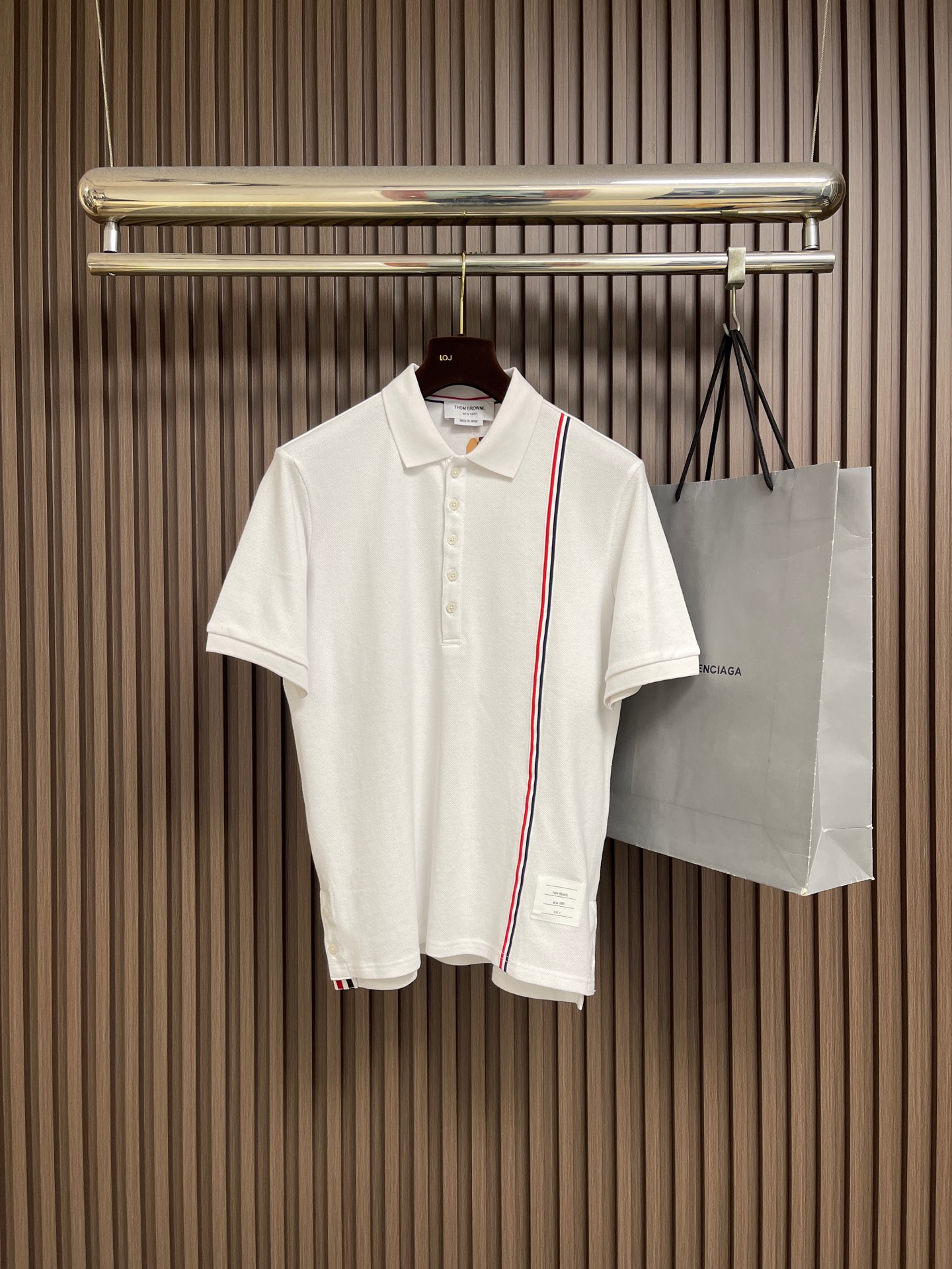 NO:911588,Thom Browne tb three-color webbing and four-bar embellished yarn-dyed round neck short-sleeved POLO. The fabric is made of high-count pure cotton, which is soft, comfortable and skin-friendly. It has been singed in the later stage and has a fineness similar to a light mercerized feel. The cuffs and collar are threaded and flat machine-woven. Size 1-2-3-4 1 code, bust 100, shoulder width 42, length 69, size 2, bust 104, shoulder width 43, length 71, size 3  Bust 109, shoulder width 44, length 73, size 4, bust 114, shoulder width 45, length 75,,T-shirt,19860909Thom Browne tb 三色织带四杠点缀色织圆领短袖POLO 面料采用高支数纯棉材质,柔软舒适亲肤,后期经过烧毛处理,细腻程度类似轻丝光手感,袖口、领口螺纹扁机定织.尺码1-2-3-4 1码 胸围100肩宽42 衣长69 2码 胸围104 肩宽43 衣长71 3码 胸围109 肩宽44 衣长73 4码 胸围114 肩宽45 衣长75,,T-shirt,,Men's clothing
