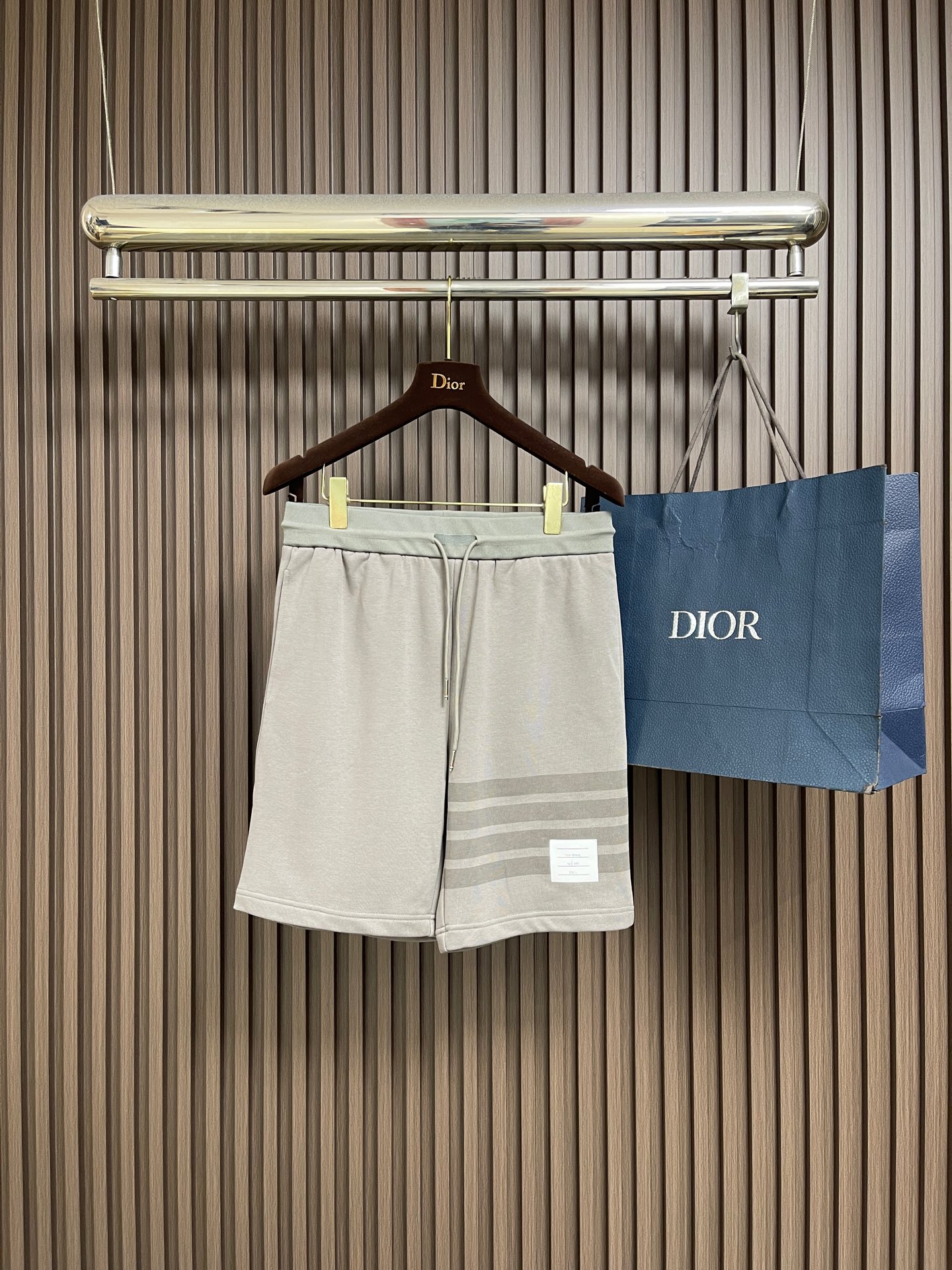 NO:911644,Lapel polo shorts P THOM BROWNE yarn-dyed four-bar plain short-sleeved polo shorts suit, the top material is made of pure cotton, high-count plain cotton fabric, classic version, sleeves decorated with stripes, ribbed hem, ribbed three-color webbing logo on the back collar, original tag packaging, classic and simple, adding a touch of luxury to your casual wardrobe. Sizes 1-2-3-4 Lapel polo 1 size 44 shoulder width  Bust 104, length 67, size 2 shoulder width 46, bra length 69, size 3 shoulder width 48, bust 112, length 71, size 4 shoulder width 50, bust 116, length 73, shorts, size 1, waist 80, hip 104, length 54, size 2, waist 83, size 3, waist 86, size 3, waist 86, size 112, length 56, size 4, waist 89  Hips 116, pants length 57, shorts, T-shirt,19860909翻领polo 短裤P THOM BROWNE 色织四杠平纹短袖polo短裤套装,上衣材质由纯棉制成,高支平纹纯棉面料 经典版型,袖子饰有条纹 下摆罗纹 后领罗锻三色织带标志,原吊牌包装,经典简洁,为您的休闲衣橱增添一丝奢华.尺码1码-2码-3码-4码 翻领polo 1码肩宽44 胸围104衣长67 2码肩宽46 胸围衣长69 3码肩宽48 胸围112衣长71 4码肩宽50 胸围116衣长73 短裤 1码腰围80 臀围104裤长54 2码腰围83 臀围裤长55 3码腰围86 臀围112裤长56 4码腰围89 臀围116裤长57,,shorts,T-shirt,,Men's clothing