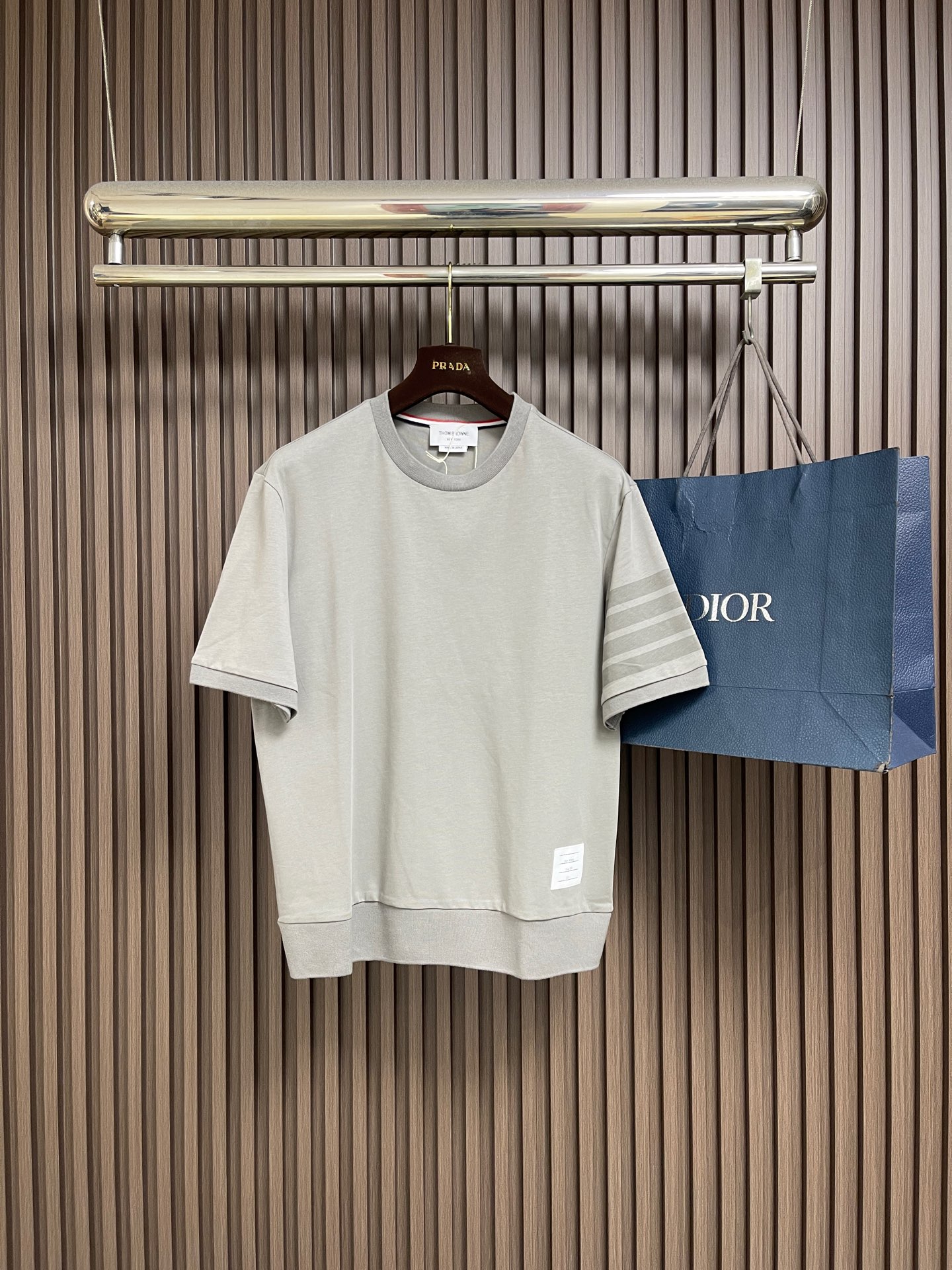 NO:914534,Round neck short-sleeved shorts P THOM BROWNE yarn-dyed four-bar plain round neck short-sleeved T-shirt and shorts set, the top material is made of pure cotton, high-count plain cotton fabric, classic fit, sleeves decorated with stripes, ribbed hem, ribbed three-color webbing logo on the back collar, original tag packaging, classic and simple, adding a touch of luxury to your casual wardrobe. Sizes 1-2-3-4 Round-neck short sleeves 1 size 45 shoulder width  Bust 104, length 69, size 2 shoulder width 46, bra length 70, size 3 shoulder width 47, bust 112, length 71, size 4 shoulder width 48, bust 116, length 72, shorts, size 1, waist 80, hip 104, length 54, size 2, waist 83, size 3, waist 86, size 3, waist 86, size 112, length 56, size 4, waist 89  Hips 116, pants length 57, shorts, T-shirt, tees, t-shirt,19860909圆领短袖 短裤P THOM BROWNE 色织四杠平纹圆领短袖T恤短裤套装,上衣材质由纯棉制成,高支平纹纯棉面料 经典版型,袖子饰有条纹 下摆罗纹 后领罗锻三色织带标志,原吊牌包装,经典简洁,为您的休闲衣橱增添一丝奢华.尺码1码-2码-3码-4码 圆领短袖 1码肩宽45 胸围104衣长69 2码肩宽46 胸围衣长70 3码肩宽47 胸围112衣长71 4码肩宽48 胸围116衣长72 短裤 1码腰围80 臀围104裤长54 2码腰围83 臀围裤长55 3码腰围86 臀围112裤长56 4码腰围89 臀围116裤长57,,shorts,T-shirt,tees，t-shirt,,Men's clothing