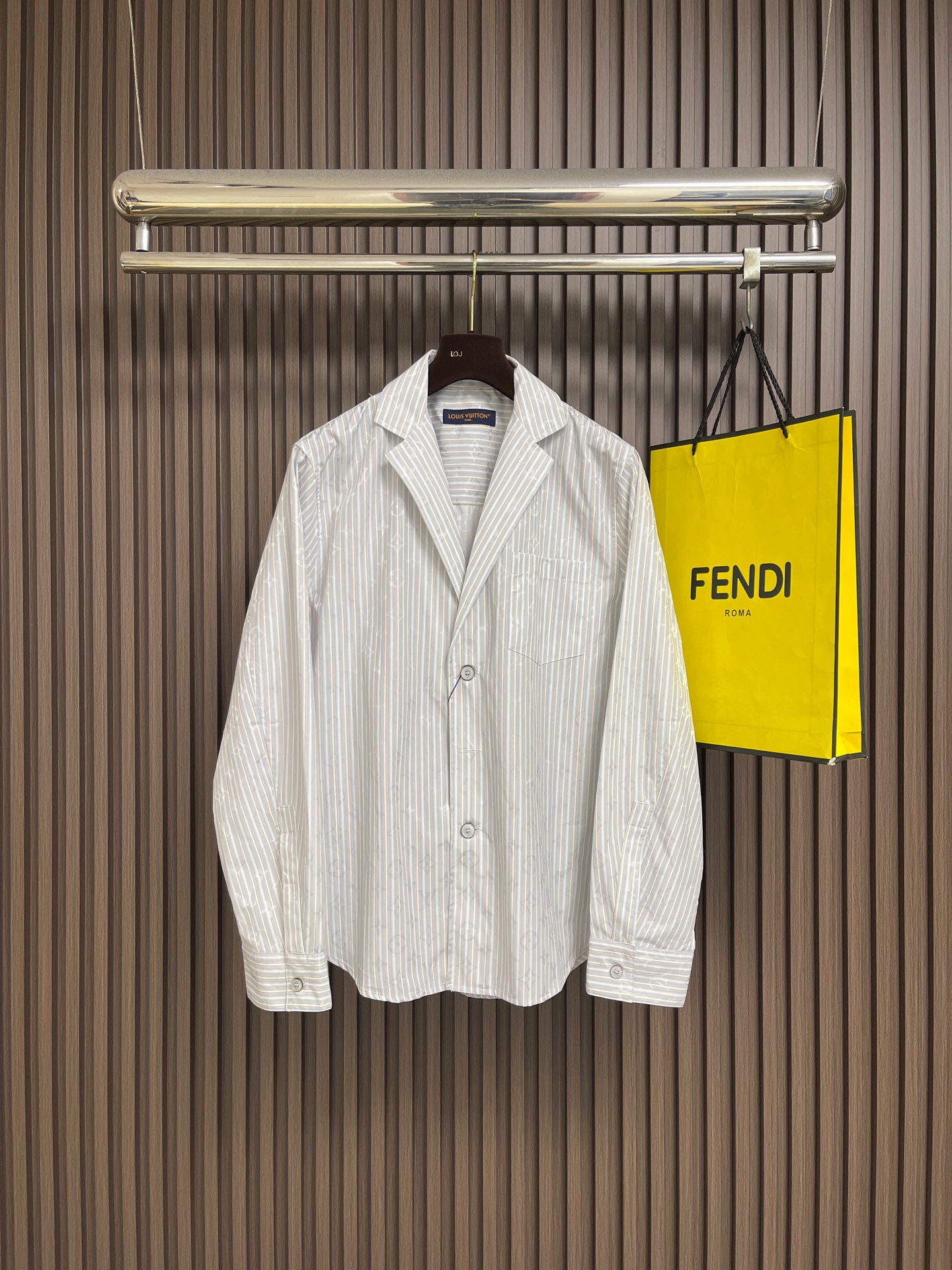 NO:914573,LV light-toned jacquard suit collar long-sleeved shirt, this style is centered on comfort, creating a sense of summer sophistication. It is made of luxurious cotton + silk blended fabric, decorated with Monogram Stripes pattern. Under the soft pastel stripes, there is a glossy Monogram jacquard. Equipped with notch lapel (notched collar) and mother-of-pearl buttons, this light and smooth style can also be used as the same style. Sizes S-XL, Louis Vuitton, shirts, business suit, real silk,19860909LV 浅调色提花西装领长袖衬衫,这款风以舒适为核心,打造夏日精致感.采用棉 + 真丝混纺的奢华面料,饰有 Monogram Stripes 图案,在柔和淡彩色条纹下,是光泽感十足的 Monogram 提花.配有 notch lapel（缺口领）和珍珠母贝纽扣,这款轻盈流畅的也可当作,搭配同款.尺码S-XL,,louis vuitton,shirts,business suit,real silk,,Men's clothing