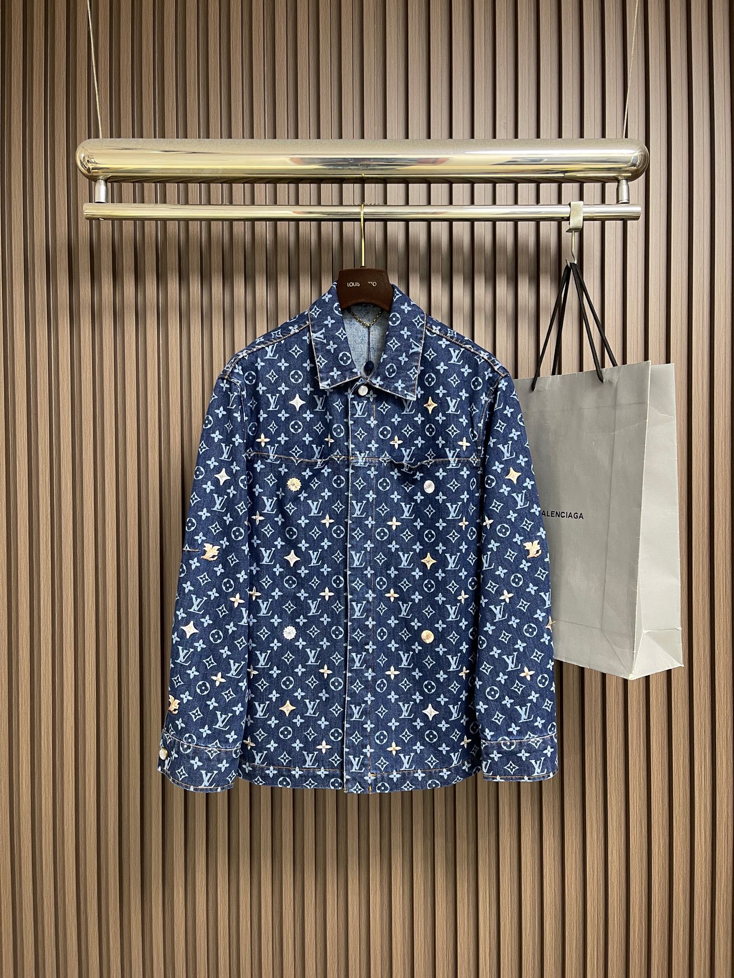 NO:914559,LV star-embellished presbyopia denim jacket, this graphic denim overshirt adds a fresh and lively signature embellishment to the spring look. The classic indigo base fabric is fully printed with Monogram patterns, and is further decorated with embroidered flowers to create a 3D effect. This carefully crafted piece can be worn open or closed, and paired with matching trousers for a more fashion-forward look. Sizes 46-52 S-XL,, louis vuitton, versace, jackets & coats, jackets &  coats,19860909LV 星饰老花牛仔夹克外套,这款图形感牛仔 overshirt 为春日造型增添清新活泼的标志性点缀.经典靛蓝底布上满印 Monogram 图案,并进一步以刺绣花朵装饰,营造 3D 效果.这件精心打造的 piece 可开穿或闭合穿着,搭配同款长裤更显时尚前卫.尺码46-52 S-XL,,louis vuitton,versace,jackets & coats,jackets & coats,,Men's clothing