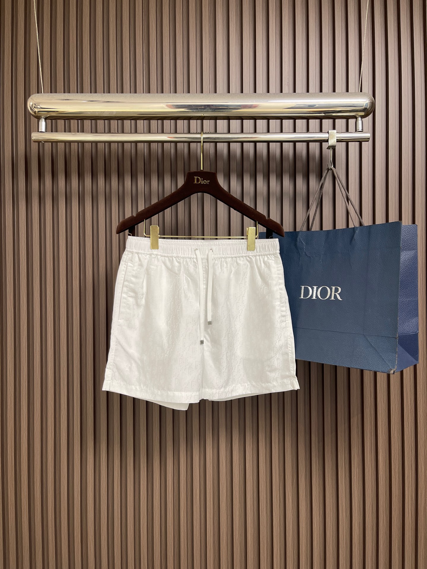 NO:911598,Tops shorts Dior  White dark pattern Cuban collar short-sleeved shirt and shorts suit, holiday style Cuban collar shirt, original jacquard fabric restored, all over with dark pattern Oblique logo, low-key and refined. Loose shoulder cut upper body is relaxed and comfortable, side slit hem optimized version, buttons and collar label details are synchronized. The fabric is light and breathable, pure white, clean and versatile, it can be worn alone or in a set to show a high-end and simple texture. Sizes S-XL, dior, shorts, shirts, T-shirt,19860909上衣 短裤 Dior 白色暗纹古巴领短袖衬衫短裤套装,度假风古巴领衬衫,原版提花面料还原,通体满印暗纹Oblique标识,低调精致.宽松落肩剪裁上身松弛舒适,侧开衩下摆优化版型,纽扣、领标细节同步工艺.面料轻薄透气,纯白干净百搭,单穿成套穿都尽显高级简约质感.尺码S-XL,,dior,shorts,shirts,T-shirt,,Men's clothing