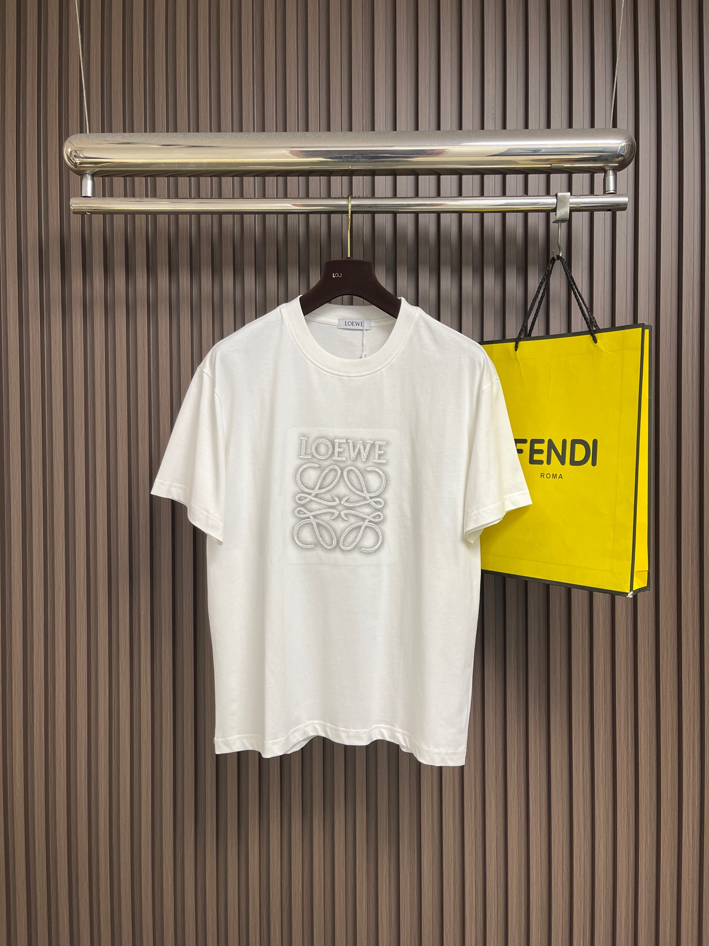 NO:950577,LOEWE classic embroidered logo short-sleeved T-shirt. The short sleeves are made of custom combed cotton fabric, which is comfortable and full of texture. It is custom-woven and dyed, and the colors are consistent. The logo is made with Tajima embroidery machine embroidery technology, which is extremely precise and full of three-dimensional sense. The details are perfect. The whole set of accessories is independently developed, and every small detail is perfectly presented. Sizes S-XXL, loewe, T-shirt, tees, t-shirt,19860909LOEWE 经典刺绣logo短袖T恤,短袖采用定制精梳棉面料,肤感舒适 质感十足.定织定染,颜色一致.标识logo采用田岛绣花机刺绣工艺打造 精密度极高 立体感十足 细节完美.全套辅料独立开发,每一个小细节都完美呈现.尺码S-XXL,,loewe,T-shirt,tees，t-shirt,,Men's clothing
