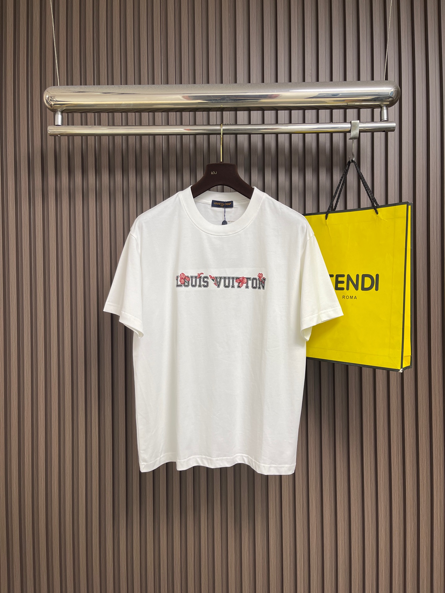 NO:950557,LV 2026SS new spring and summer short-sleeved pure cotton loose casual t-shirt. This t-shirt is made of light and breathable pure cotton fabric, comfortable to wear. This t-shirt has a simple design, with chest printing + embroidery design, showing personality and fashion trend. Loose version, casual and comfortable, suitable for various occasions. Whether it is shopping, party or leisure time, this t-shirt can add a sense of fashion and personality to you. Size S-XXL, Louis  vuitton,T-shirt,tees,t-shirt,19860909LV 2026SS春夏新品短袖纯棉宽松休闲t恤,这款t恤采用轻盈透气的纯棉面料,穿着舒适.这款t恤设计简约,胸前印花+刺绣设计,彰显个性,时尚潮流.宽松版型,休闲自在,适合各种场合穿着.无论是逛街、聚会还是休闲时光,这款t恤都能为你增添一份时尚与个性 .尺码S-XXL,,louis vuitton,T-shirt,tees，t-shirt,,Men's clothing
