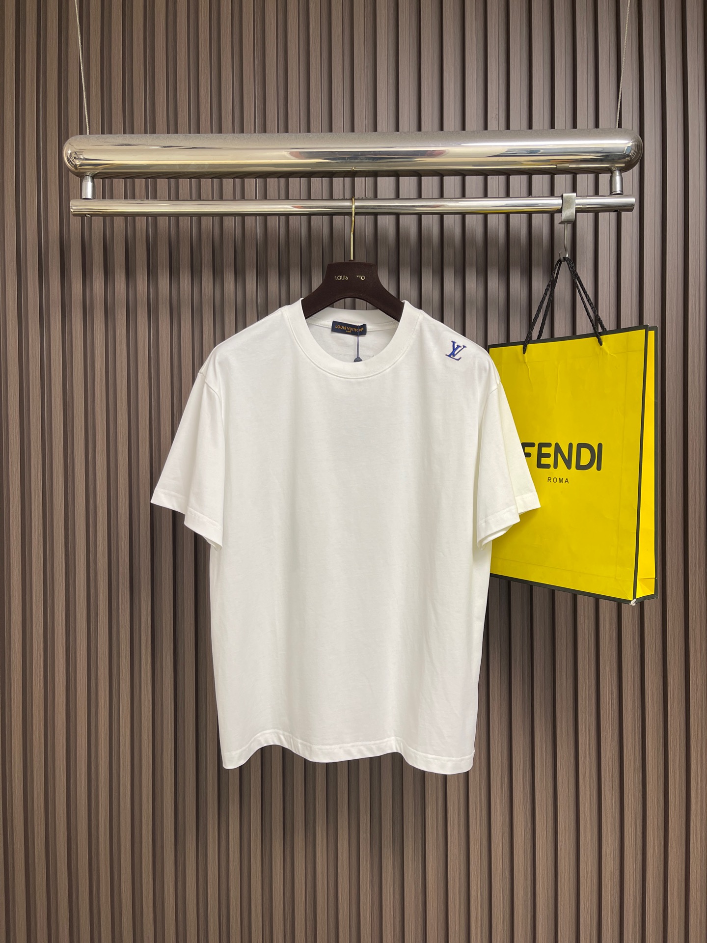 NO:950586,LV short-sleeved T-shirt with three-dimensional embroidered letters on the shoulders, made of 15-count special-spun compact cotton with 32-count 1x1 rib. The 15-count yarn is thicker, has a strong texture, and is crisp. The cotton fiber is mercerized to enhance the gloss and smoothness, and the background color is full and even. It is then shaped and stretched at high temperature to eliminate wrinkles and internal stress. The 32-count rib neckline retracts to the best elastic state and fits well. Size S-XXL, Louis  vuitton,T-shirt,tees,t-shirt,19860909LV 肩部立体刺绣字母短袖T恤,采用15支特纺紧密棉,搭配32支1x1罗纹.15支纱线较粗,肌理感强,质地挺括.棉纤维经丝光处理,光泽度与平滑感增强,底色饱满匀净.后经高温定型拉幅,消除褶皱与内应力.32支罗纹领口回缩至最佳弹性状态,贴合不勒.尺码S-XXL,,louis vuitton,T-shirt,tees，t-shirt,,Men's clothing