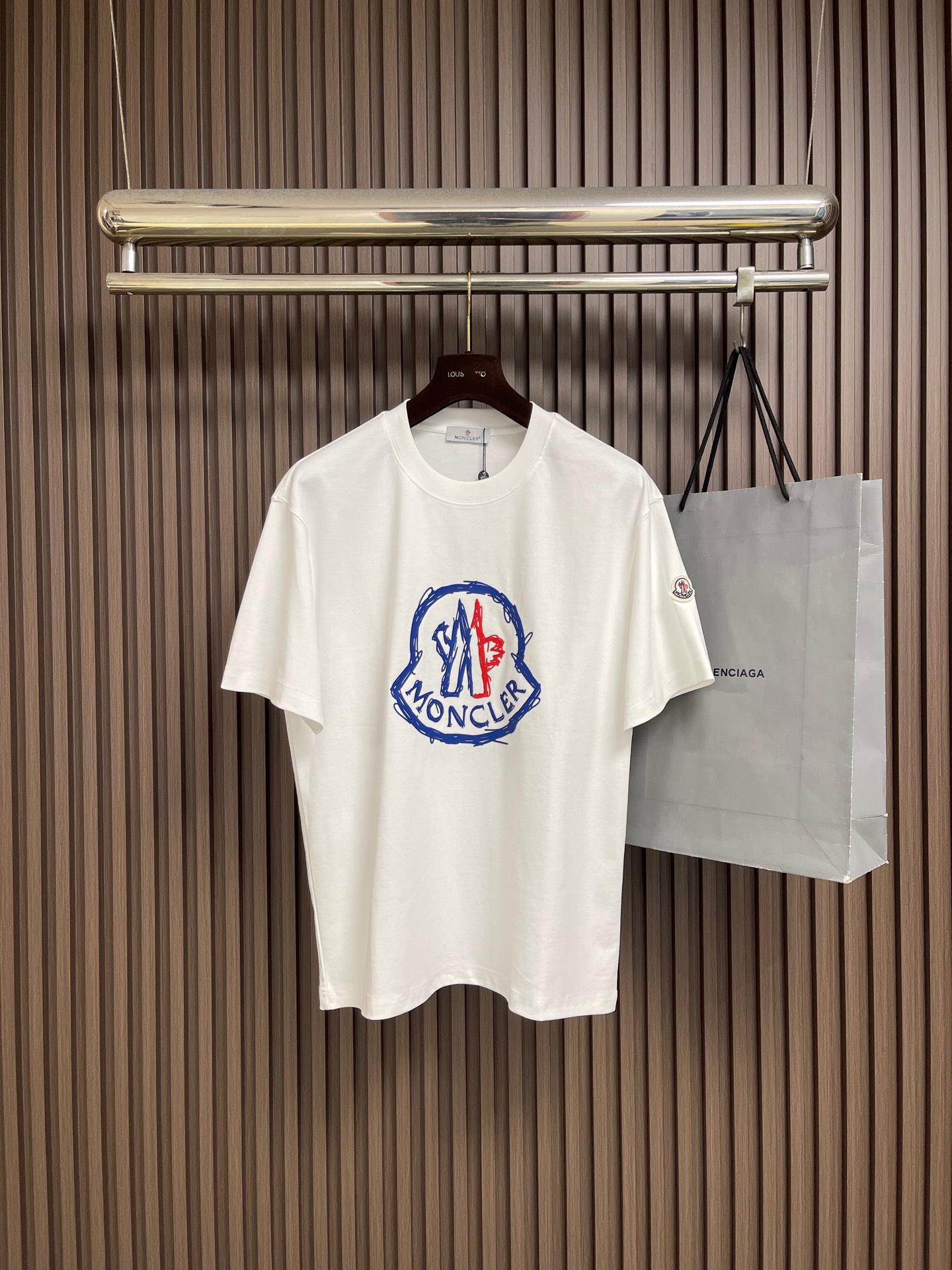 NO:950664,Moncler 2026SS new spring and summer graffiti pattern round neck short-sleeved T-shirt, pure cotton fabric, soft upper body, comfortable and breathable, full of texture!  Fine workmanship!  Decorated with hand-painted graffiti patterns, the moncler letter logo embellishes the body. Classic round neck cut. Classic and versatile, it can be matched with items in various seasons. The body printing technology has long been unparalleled in high-end texture. The upper body is super handsome and stylish. The solid color body and moncler logo bring a highly recognizable experience. Sizes M-3XL, T-shirt, tees, t-shirt,19860909Moncler 2026SS春夏新款涂鸦图案圆领短袖T恤,纯棉面料,上身柔软,舒适透气,质感十足！做工精细！饰以手绘涂鸦 图案,moncler字母标识点缀衣身.经典圆领剪裁.经典百搭,可与各季节单品搭配.衣身印花工艺早就无与伦比的高级质感,上身超级帅气有型,纯色衣身与moncler 标识带来高辨识度体验.尺码M-3XL,,T-shirt,tees，t-shirt,,Men's clothing
