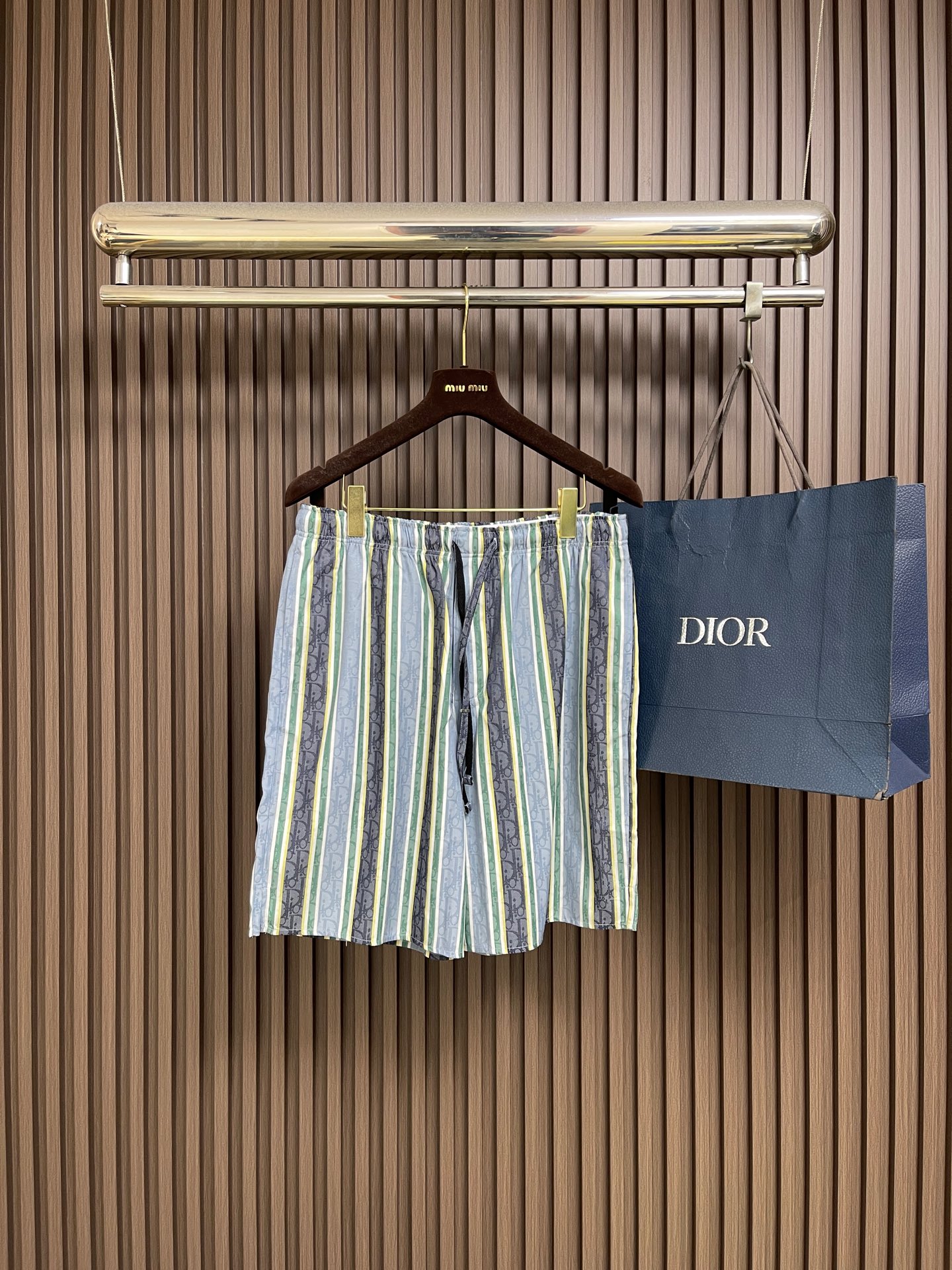 NO:911593,Tops Shorts Dior Vintage Vertical Striped Shirt Shorts Set. This shirt is from the Dioriviera limited series and is decorated with the Dior Oblique Sun Stripes pattern. The pattern combines Dior's classic patterns with interwoven stripes to highlight the extraordinary craftsmanship of the Dior atelier and also embodies the extraordinary craftsmanship of Jonathan Anderson.  Anderson's modern perspective. Crafted from blue and green cotton and mulberry silk blend jacquard fabrics, the classic silhouette features a hidden button placket. Easily matched with the collection's shorts. Available in sizes S-XL, dior, shorts, shirts,19860909上衣 短裤 Dior 复古竖纹衬衫短裤套装,这款衬衫来自 Dioriviera 限定系列,饰以 Dior Oblique Sun Stripes 图案.该图案将 Dior 经典图案与交织组合的条纹相搭配,彰显 Dior 工坊非凡的精湛工艺,同时也体现乔纳森安德森（Jonathan Anderson）的现代视角.采用蓝色和绿色棉质和桑蚕丝混纺提花面料精心制作,经典版型搭配隐藏式纽扣门襟.可与该系列的短裤轻松搭配.尺码S-XL,,dior,shorts,shirts,,Men's clothing