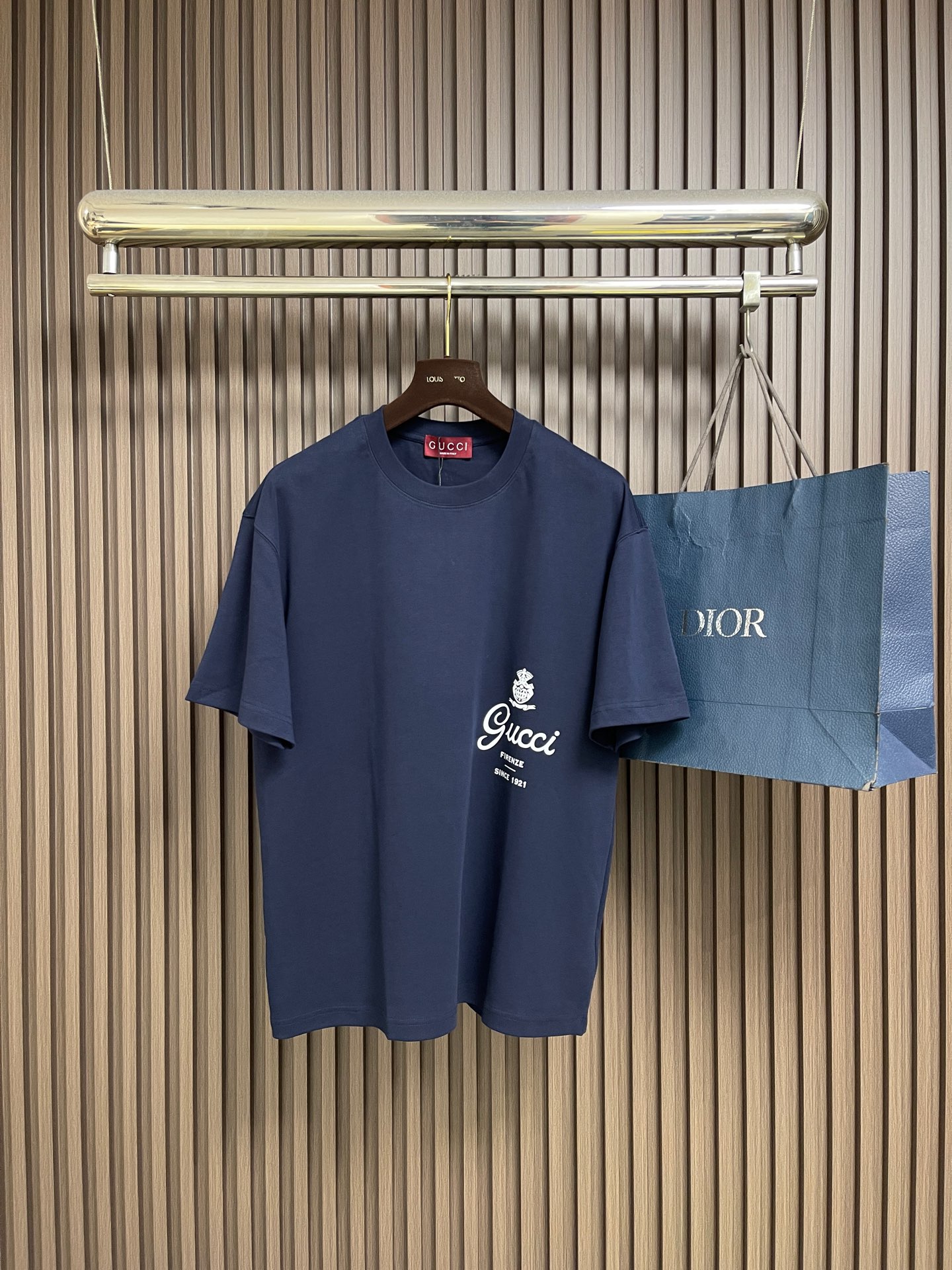 NO:911636,Gucci  The letter logo round neck short-sleeved T-shirt has become the highlight of the summer wardrobe with its unique craftsmanship and fashionable design. This short-sleeved shirt is made of high-quality fabric, soft and breathable, comfortable to wear, and suitable for various occasions. The exquisite embroidered letters not only show superb craftsmanship skills, but also give the clothes unique personality and charm. The letter patterns are diverse and can be selected according to personal preferences, whether it is simple style  Checkered capital letters or artistic pattern combinations can highlight the wearer's unique taste. The short-sleeves are tailored and have smooth lines. Whether worn alone or as an inner layer, they can be easily controlled and show a fashionable attitude. Whether it is for leisure travel or daily travel, the embroidered short-sleeved letters are a fashion item you can't miss, making your summer outfit more colorful. Sizes XS-S-M-L  XS size, shoulder width 52, bra length 69, S size, shoulder width 53, bust size 112, length 71, M size, shoulder width 54, bust size 116, length 73, L size, shoulder width 55, bust size 120, length 75, gucci, T-shirt, tees, t-shirt,19860909Gucci 字母logo标识圆领短袖T恤,以其独特的工艺与时尚设计,成为夏日衣橱中的亮点.这款短袖采用优质面料,柔软透气,穿着舒适,适合各种场合搭配.精致的刺绣字母,不仅展现了高超的手工艺技巧,更赋予了衣物独特的个性与魅力.字母图案多样,可根据个人喜好选择,无论是简约风格的大写字母,还是富有艺术感的图案组合,都能彰显穿着者的独特品味.短袖剪裁合身,线条流畅,无论是单穿还是作为内搭,都能轻松驾驭,展现时尚态度.无论是休闲出游,还是日常出行,刺绣字母短袖都是你不容错过的时尚单品,让你的夏日穿搭更加丰富多彩.尺码XS-S-M-L XS码 肩宽52 胸围衣长69 S码肩宽53 胸围112 衣长71 M码 肩宽54 胸围116 衣长73  L码肩宽55 胸围120衣长75,,gucci,T-shirt,tees，t-shirt,,Men's clothing