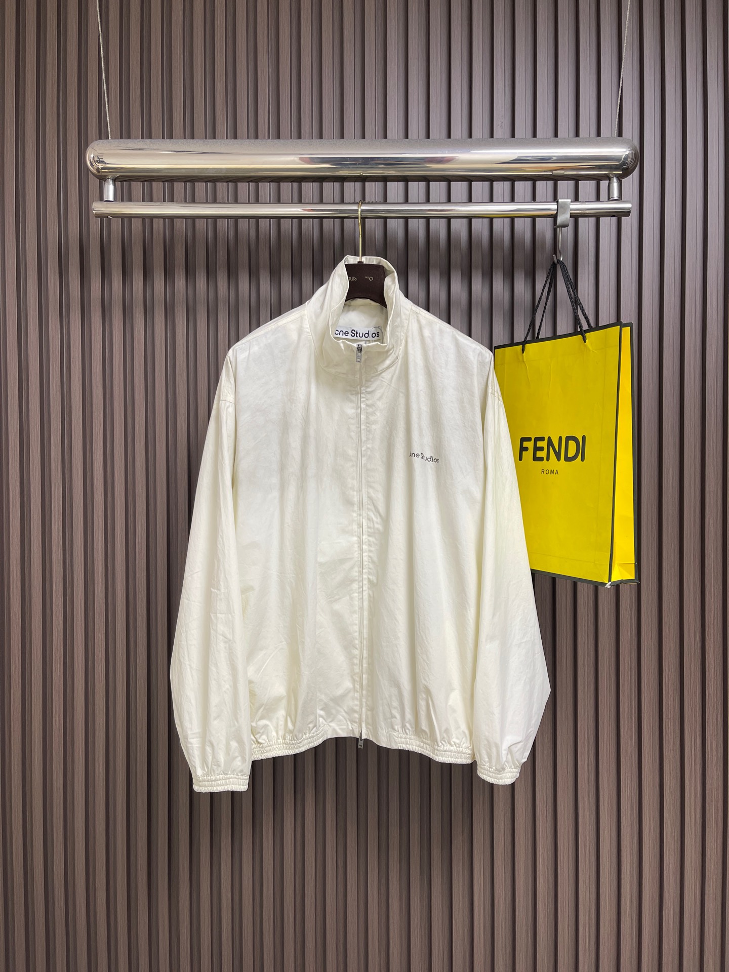NO:911620,Acne Studios  Printed logo distressed double-headed zipper jacket. This printed logo distressed double-headed zipper jacket is made of high-density cotton woven fabric. The entire body has been treated with washed stonewashing and distressing techniques, showing a soft off-white retro tone. The fabric is light, breathable and natural.  It has a soft texture. The brand logo is printed on the body using a two-color gradient offset printing process on the front and back. The printing has strong adhesion and is not easy to crack and fall off. The placket is equipped with a two-way double-headed metal zipper, which is smooth, durable and smooth in opening and closing. The lapels are simple and neat, and the hem and sleeves  The built-in elastic shirring at the mouth fits the body shape without being tight. The whole body adopts even and fine flat stitching, and the split seams are strong and resistant to pulling. The loose shoulder silhouette and large bust cut are tolerant and suitable for a variety of inner styles regardless of body shape. The retro distressed texture is paired with simple letter printing, taking into account the relaxed atmosphere of the street and the properties of daily wear. The fabric is recommended to be washed by hand gently to avoid high-temperature machine washing that will damage the distressed and printed effects. The overall wiring is straight and delicate, the fabric is comfortable and soft, and the color is consistent and has no color difference.  Can be matched with the same style to create a fashionable look, to suit various occasions, customized accessories, complete with three standards!  Size 40-42-44-46 Size 40 Bust 146 Shoulder width 59.8 Length 72 Size 42 Bust 150 Shoulder width 61 Length 73 Size 44 Bust 154 Shoulder width 62.2 Length 74 Size 46 Bust 158 Shoulder width 63.4 Length 75,,acne studios,dior,jackets &  coats,jackets & coats,19860909Acne Studios 印花徽标做旧双头拉链夹克外套,这款印花徽标做旧双头拉链夹克选用高密棉质梭织面料,整体经过水洗石磨做旧工艺处理,呈现柔和米白复古色调,面料轻薄透气且自带柔和肌理感.衣身采用前后双色渐变胶印工艺印制品牌标识,印花附着力强不易开裂脱落,门襟配置双向双头金属拉链,顺滑耐用开合流畅.翻领简约利落,下摆与袖口内置松紧抽褶收边,贴合身形不紧绷,全身采用均匀细密平车走线,分割缝牢固耐拉扯.宽松落肩廓形,大胸围剪裁包容性强,不挑身材适配多种内搭,复古做旧质感搭配简约字母印花,兼顾街头松弛氛围感与日常实穿属性,面料建议轻柔手洗,避免高温机洗破坏做旧与印花效果.整体走线平直细腻,面料舒适柔软,颜色一致无色差 能与同款搭配营造时尚造型,驾驭各种场合,定制辅料,三标齐全！尺码40-42-44-46 40码 胸围146 肩宽59.8 衣长72 42码 胸围150 肩宽61 衣长73 44码 胸围154 肩宽62.2 衣长74 46码 胸围158 肩宽63.4 衣长75,,acne studios,dior,jackets & coats,jackets & coats,,Men's clothing
