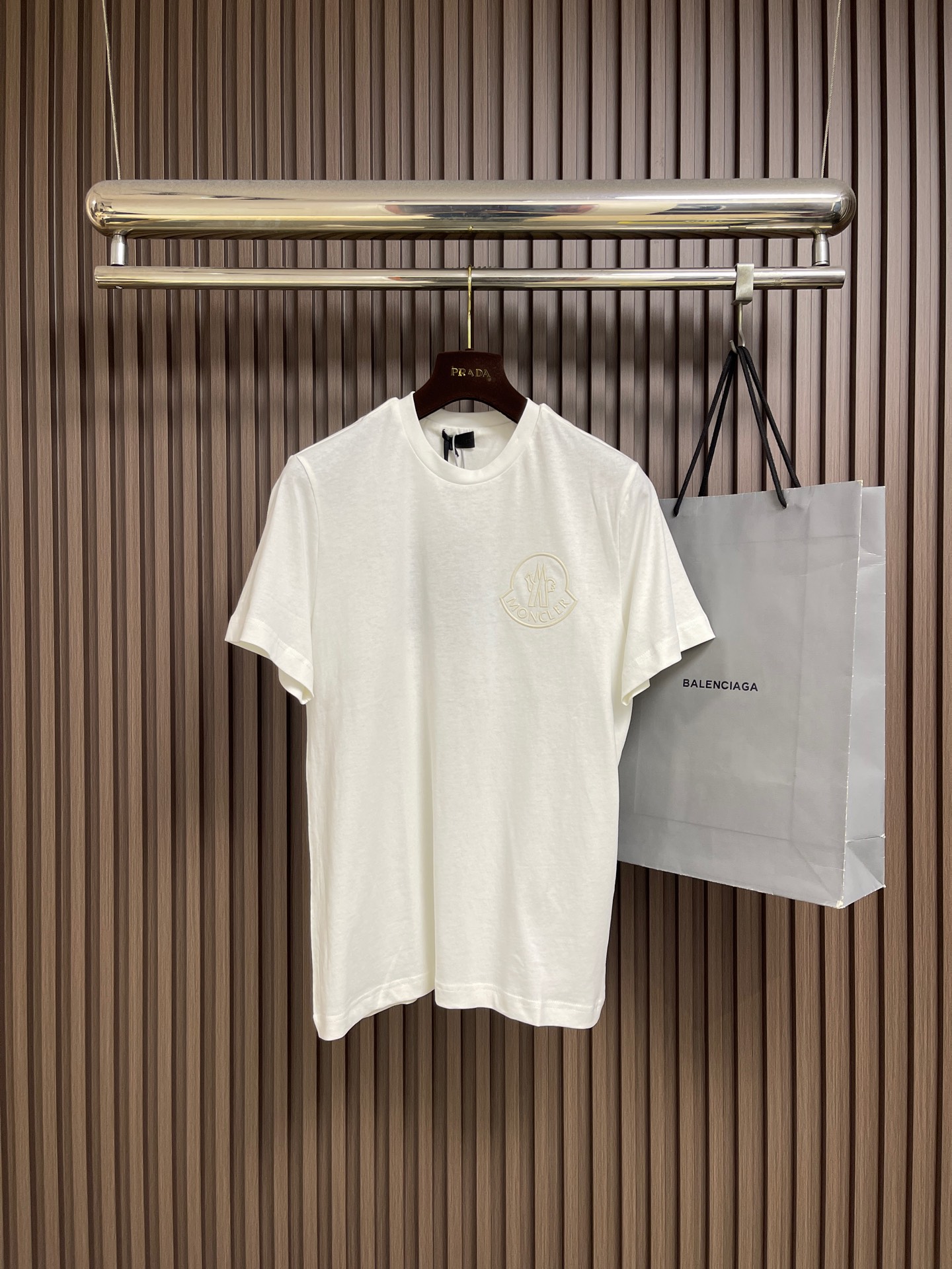 NO:911572,Moncler three-dimensional embroidered logo short-sleeved T-shirt, classic short-sleeved with 3 labels, trendy men's fashion, and unparalleled in terms of upper body comfort. Sizes S-XL S size bust 105 shoulder width 43.8 length 69.8 M size bust 109 shoulder width 45 length 71 L size bust 112 shoulder width 46.2 length 72.2 XL size bust 116  Shoulder width 47.4, length 73.4, T-shirt, tees, t-shirt,19860909Moncler 立体刺绣标识短袖T恤,经典短袖3标齐全,潮男时尚,无论是上身舒适度还是都是无可比拟的存在.尺码S-XL S码胸围105 肩宽43.8 衣长69.8 M码 胸围109 肩宽45衣长71 L码胸围112 肩宽46.2 衣长72.2 XL码 胸围116 肩宽47.4 衣长73.4,,T-shirt,tees，t-shirt,,Men's clothing