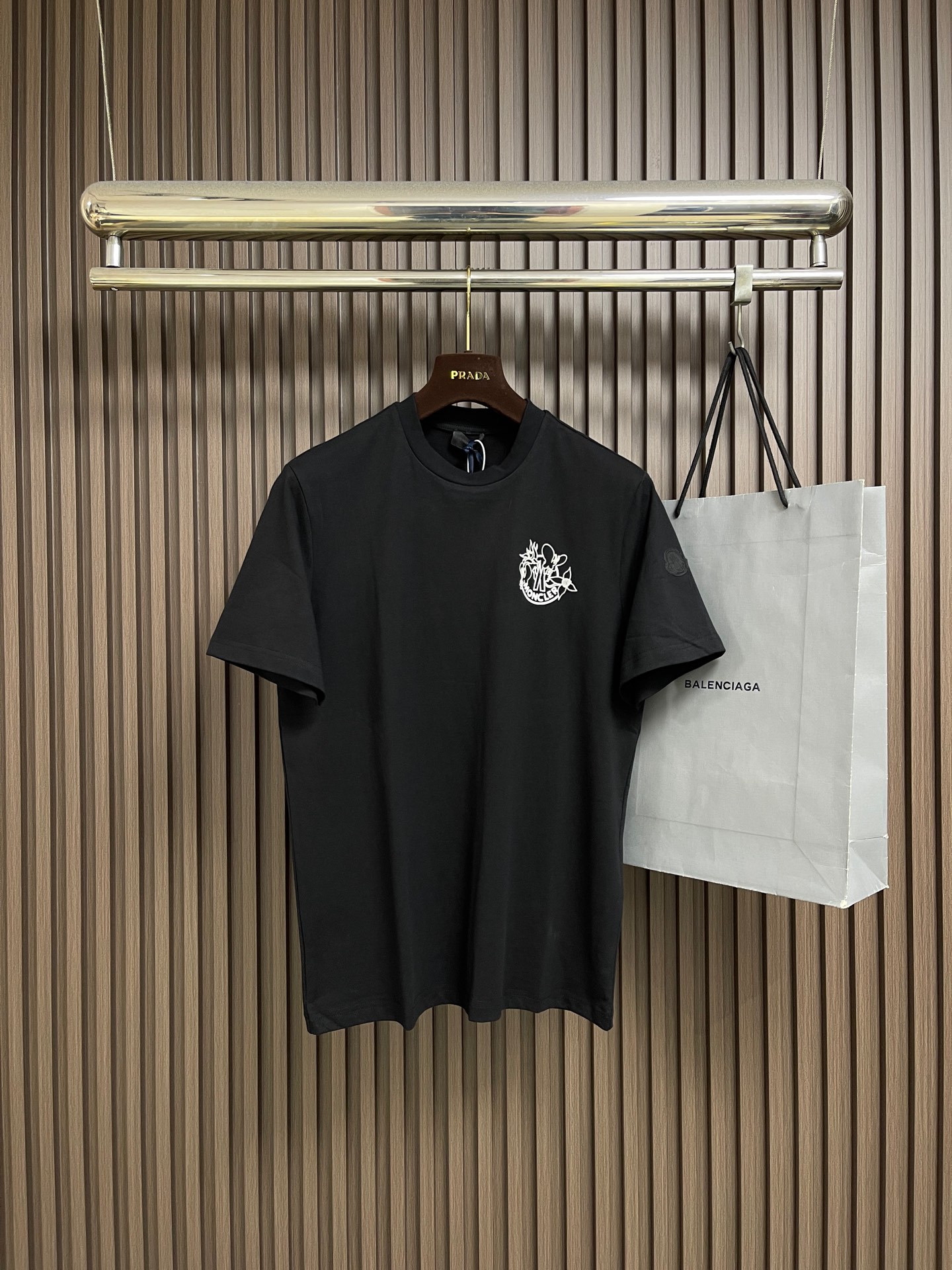 NO:911575,Moncler  Floral embroidery short-sleeved T-shirt. The fabric is made of the original high-count combed cotton fabric. The weight is about 300 grams. It is soft and delicate to the touch, breathable and sweat-wicking, and is skin-friendly for daily wear without restraint. The classic round neck adopts reinforced hemming and sewing technology, which fits the neck and is not easy to deform. The left chest combines printing and embroidery dual logo technology, the embroidery stitches are dense and flat, the printing color is firm, and the side sleeves are dotted  Decorated with a small brand logo, the details are exquisite. The whole piece is neatly routed using Siping turning. The loose tailoring allows for room for movement and body modification. The cuffs and hem are double-locked and reinforced, durable and not easy to open. The shape is regular and not easy to wrinkle, and it is not easy to shrink and fade after washing. It is custom-woven and dyed, with no color difference from the original. The ingenious craftsmanship is perfectly restored, three labels are complete, and customized accessories. Sizes S-XL  S size bust 105 shoulder width 43.8 length 70.8 size M bust size 109 shoulder width 45 length 72 size L bust size 112 shoulder width 46.2 length 73.2 XL size chest size 116 shoulder width 47.4 length 74.4, T-shirt, tees, t-shirt,19860909Moncler 花卉刺绣短袖T恤,面料采用原版一致高支精梳棉面料,克重约300克,触感柔软细腻,透气排汗,日常穿着亲肤无束缚.经典圆领采用加固包边车缝工艺,贴合颈部不易变形.左胸融合印花与刺绣双重标识工艺,刺绣针脚密实平整,印花色彩牢固,侧边袖筒点缀品牌小标,细节精致考究.整件采用四平车工整走线,宽松剪裁兼顾活动余量与修饰身形,袖口、下摆双线锁边加固,耐穿不易开线.版型规整不易起皱,洗后不易缩水褪色.定织定染,与原版无任何色差.匠心工艺完美还原,三标齐全,定制辅料.尺码S-XL S码胸围105 肩宽43.8 衣长70.8 M码 胸围109 肩宽45衣长72 L码胸围112 肩宽46.2 衣长73.2 XL码 胸围116 肩宽47.4 衣长74.4,,T-shirt,tees，t-shirt,,Men's clothing