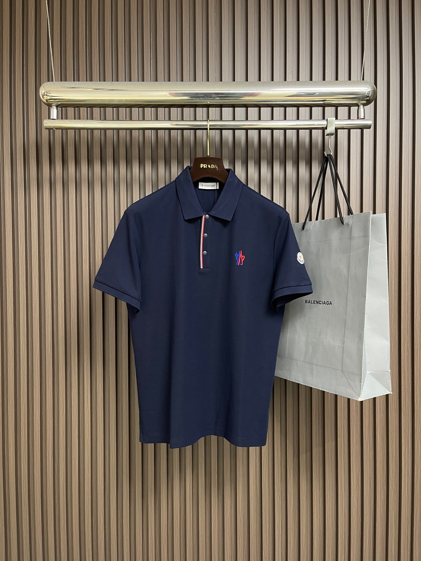 NO:911584,MONCLER  Logo patch cotton short-sleeved Polo, this MONCLER logo patch Polo fabric has a full and breathable texture, feels dry and skin-friendly, and has an anti-wrinkle and crisp texture. It is equipped with reinforced rib lapels, which will not be easily deformed after long-term wear; the cuffs and hem are made of double-line hemming technology, which is smooth and firm, and the details are fully displayed.  Quality. The left arm is embellished with a brand logo patch, low-key highlighting the brand style. The fit is neat and slightly loose, suitable for a variety of body shapes, suitable for business commuting and daily leisure. It is a versatile item that combines comfort and luxury in the summer wardrobe. The overall routing is straight and delicate, the fabric is comfortable and soft, and the color is consistent without color difference.  It can be matched with the same style to create a fashionable look, and can be used in various occasions. Customized accessories, complete with three standards, same style for men and women!  Size M-3XL,,T-shirt,19860909MONCLER 标识贴片棉质短袖Polo,这款MONCLER标识贴片POLO面料肌理饱满透气,触感干爽亲肤,自带抗皱挺括质感.搭配加固罗纹翻领,久穿不易变形；袖口与下摆采用双线包边工艺,平整牢固,细节尽显品质.左臂点缀品牌标识贴片,低调彰显品牌格调.版型利落微宽松,适配多种身形,兼具商务通勤与日常休闲属性,是夏季衣橱兼顾舒适与高级感的百搭单品.整体走线平直细腻,面料舒适柔软,颜色一致无色差 能与同款搭配营造时尚造型,驾驭各种场合,定制辅料,三标齐全,男女同款！尺码M-3XL,,T-shirt,,Men's clothing