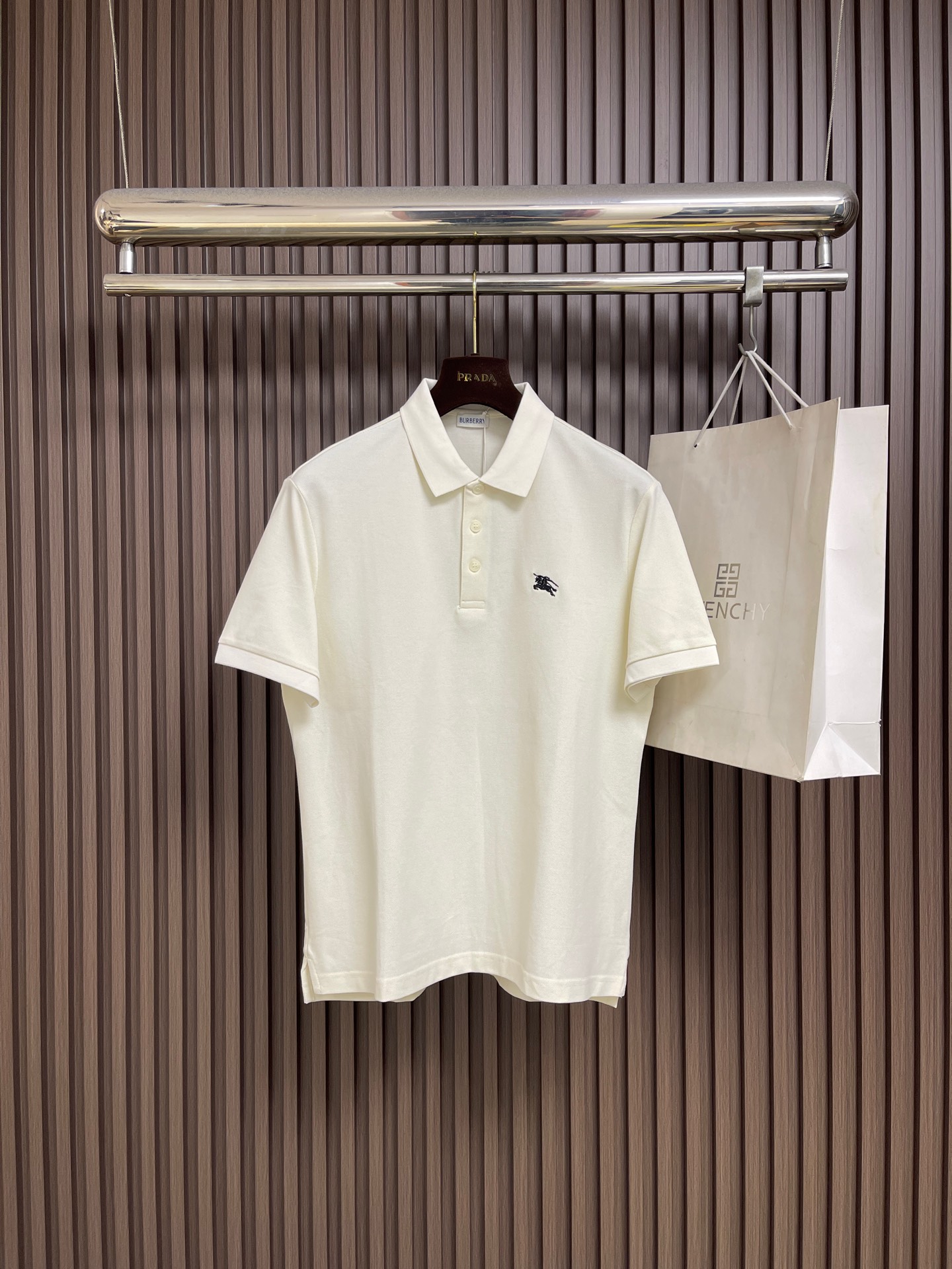 NO:914530,Burberry's classic short-sleeved polo shirt, the color fastness of the fabric, the degree of transformation, and the purity. Good fabrics give us an intuitive feeling that they are high-end, comfortable, soft, delicate, and muscular, and the details reflect the quality. The fullness and color fastness of the war horse embroidery are also benchmarks for Xingye, and the logo has also been an iconic logo that has been popular for many years! Sizes M-3XL,, burberry, T-shirt,19860909Burberry 经典款短袖polo衫,面料色牢度,变型度,纯正度,好面料带给我们直观感受就是高级,舒适,柔软细腻有筋骨,细节体现品质.战马刺绣饱满度以及色牢度也是兴业标杆稿,logo标志也是之前一直是流行了好多年的标志性logo! 尺码M-3XL,,burberry,T-shirt,,Men's clothing