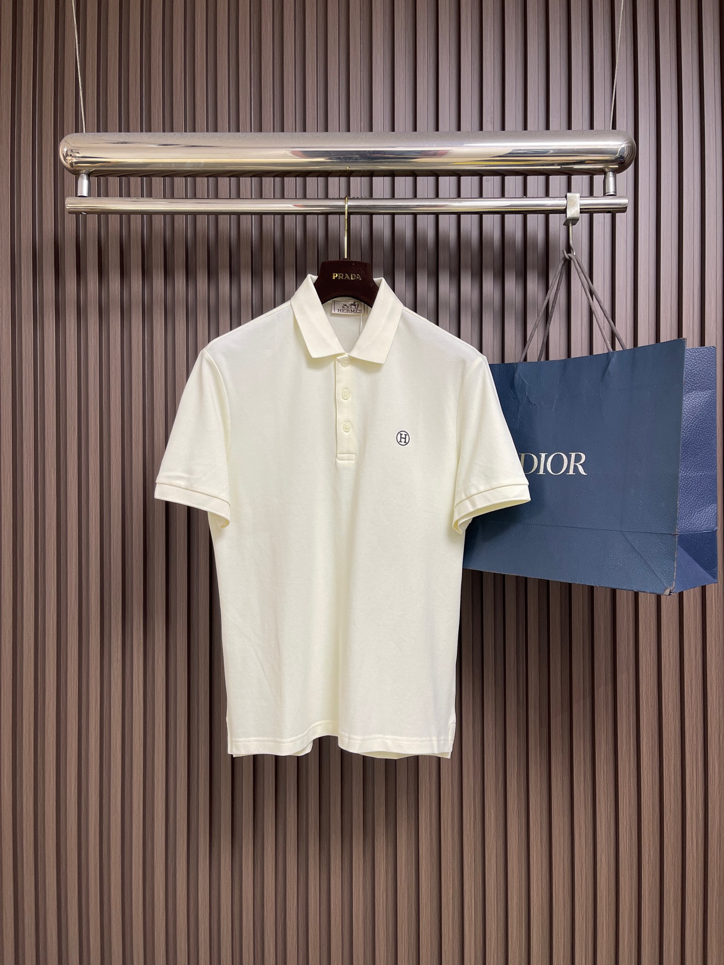 NO:911589,Hermes  Short-sleeved Polo shirt with logo embroidery, customized smoked worsted pearl cotton, the collar is outlined with contrasting saddle stitching, and the handmade warmth of equestrian leather goods hides the elegance of centuries-old craftsmanship in the details. The H embroidery on the chest pocket is like a low-key home.  The family emblem is not ostentatious but is enough to show the taste. Every stitch is full of elegant style and inheritance. Imported machine embroidery technology is used, advanced computer control system and precision mechanical components are used to realize the H letter embroidery operation. High precision  The lines are smooth and delicate. Sizes M-3XL, hermes, T-shirt,19860909Hermes 标识刺绣短袖Polo衫,定制烟絮精纺珠棉,衣领以撞色马鞍针法勾勒利落轮廓,马术皮具的手工匠造温度,于细微处藏起百年工艺的矜贵,胸袋的H刺绣,如一枚低调的家族纹章,不事张扬却足以彰显品味,一针一线尽是传世奢雅的风骨与传承.采用进口机刺绣工艺,使用先进的计算机控制系统和精密的机械部件,实现H字母刺绣作业.精度高 线条流畅而细腻.尺码M-3XL,,hermes,T-shirt,,Men's clothing