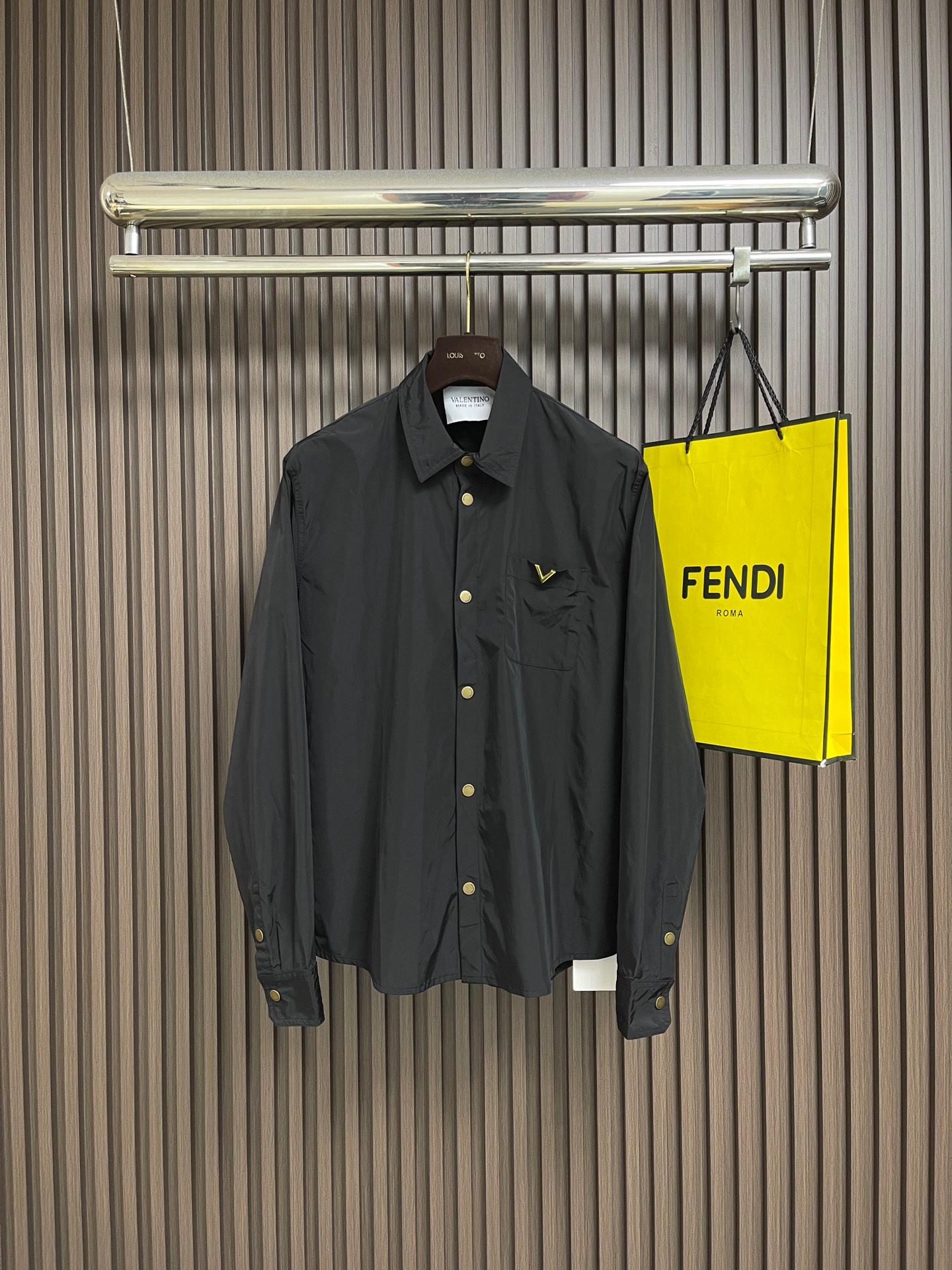 NO:911611,valentino Valentino long-sleeved shirt with metal element design on the chest pocket. Customized imported ammonia cotton fabric. The upper body is like a spring breeze. The metal v design on the chest pocket is intended to create a bold combination and break through the traditional design style. Sizes M-XXL,,valentino,valentino,shirts,19860909valentino 华伦天奴 胸前口袋金属元素设计长袖衬衫 定制进口氨棉面料 上身如沐春风 胸前口袋金属v设计意在创造大胆的组合 突破传统的设计风格.尺码M-XXL,,valentino,valentino,shirts,,Men's clothing